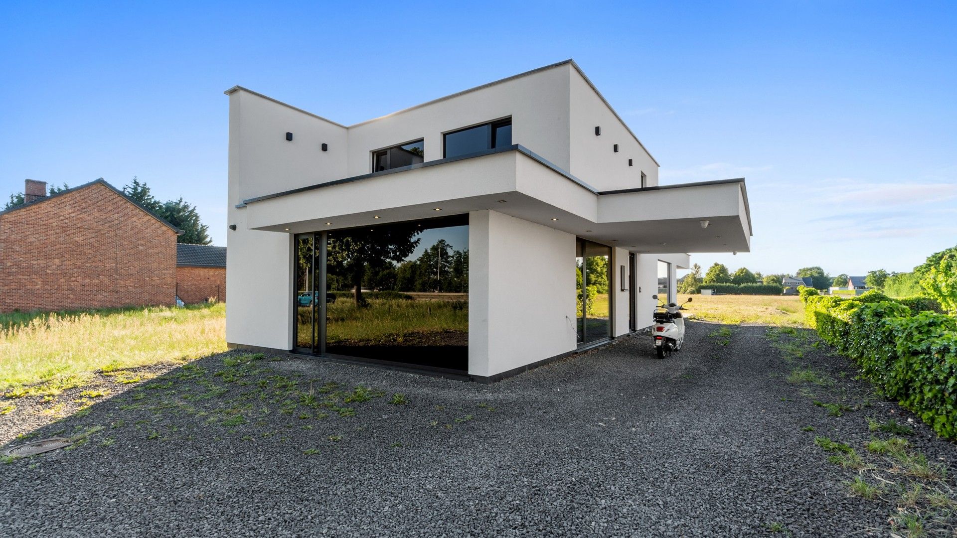 Luxueuze nieuwbouwwoning met handelsruimte/bureel te Genk foto {{pictureIndex}}