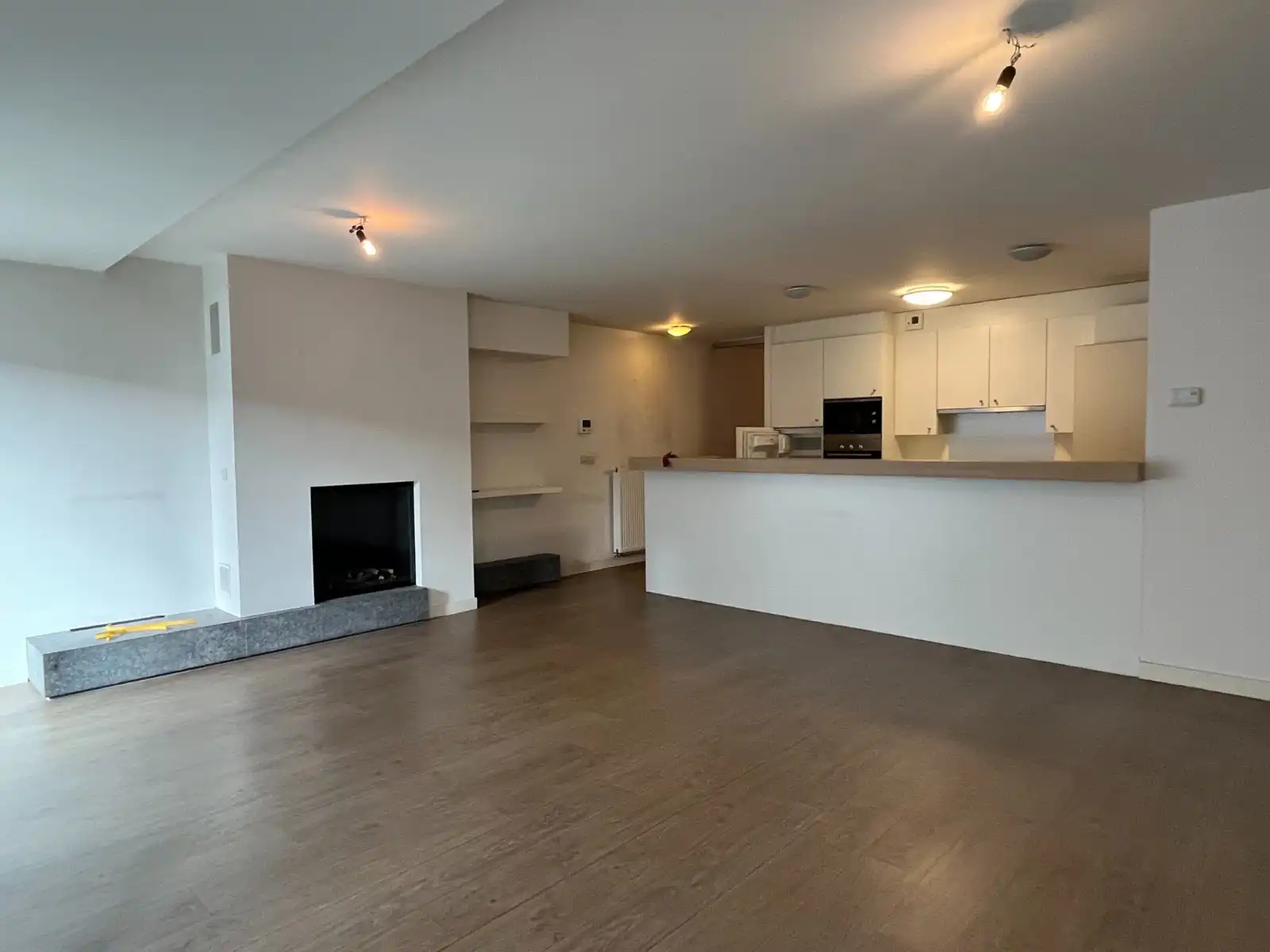 Ruim  3-slaapkamerappartement in hartje Waregem te huur foto 4