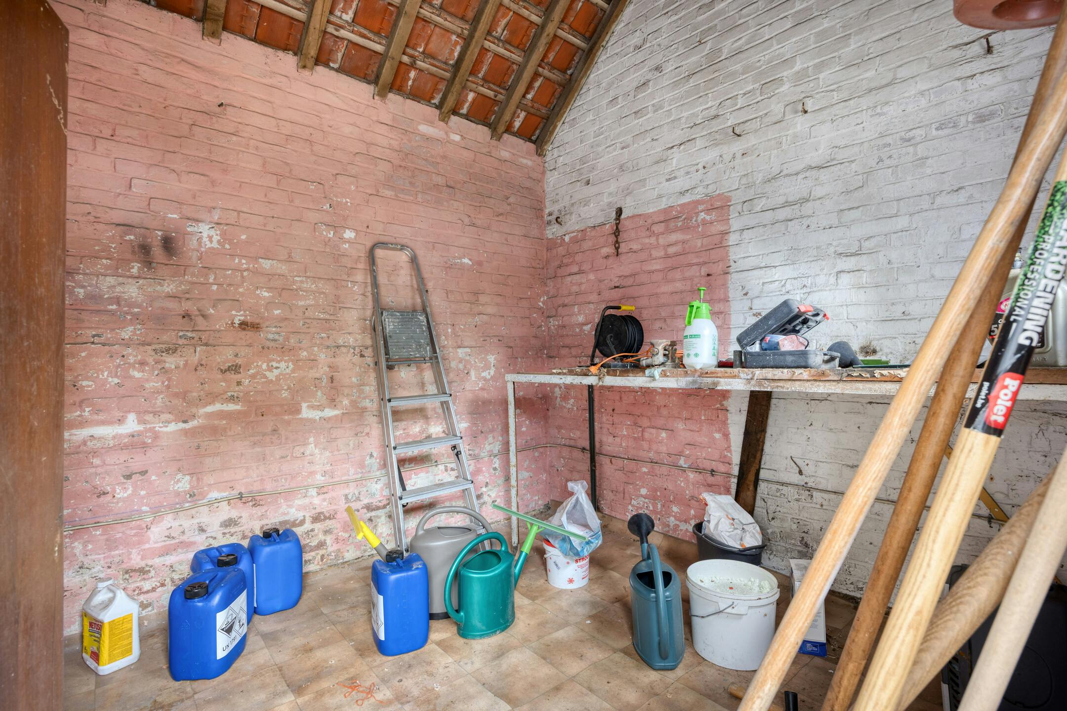 Te renoveren woning met zonnige tuin in Genk foto 26