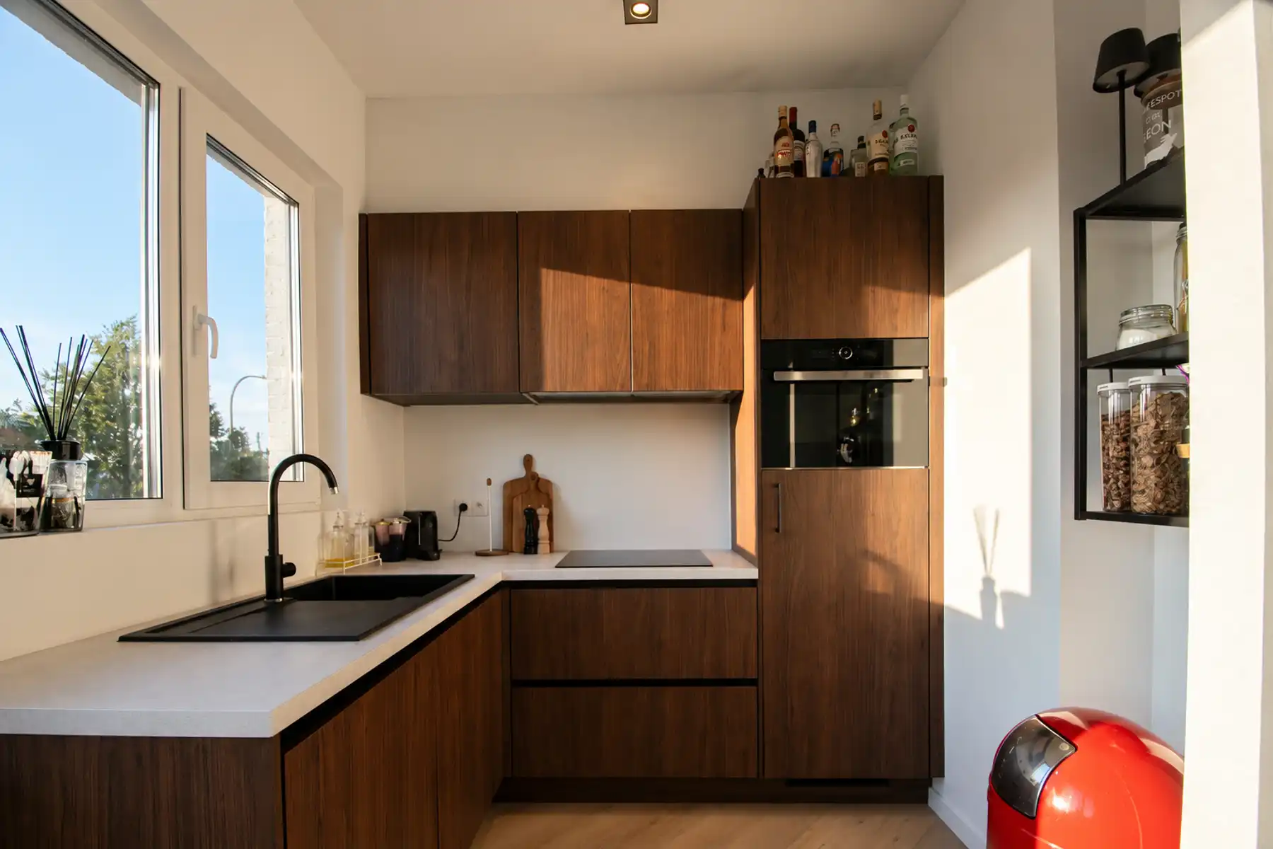 STIJLVOL GERENOVEERD APPARTEMENT MET GARAGE NABIJ FORT V foto {{pictureIndex}}