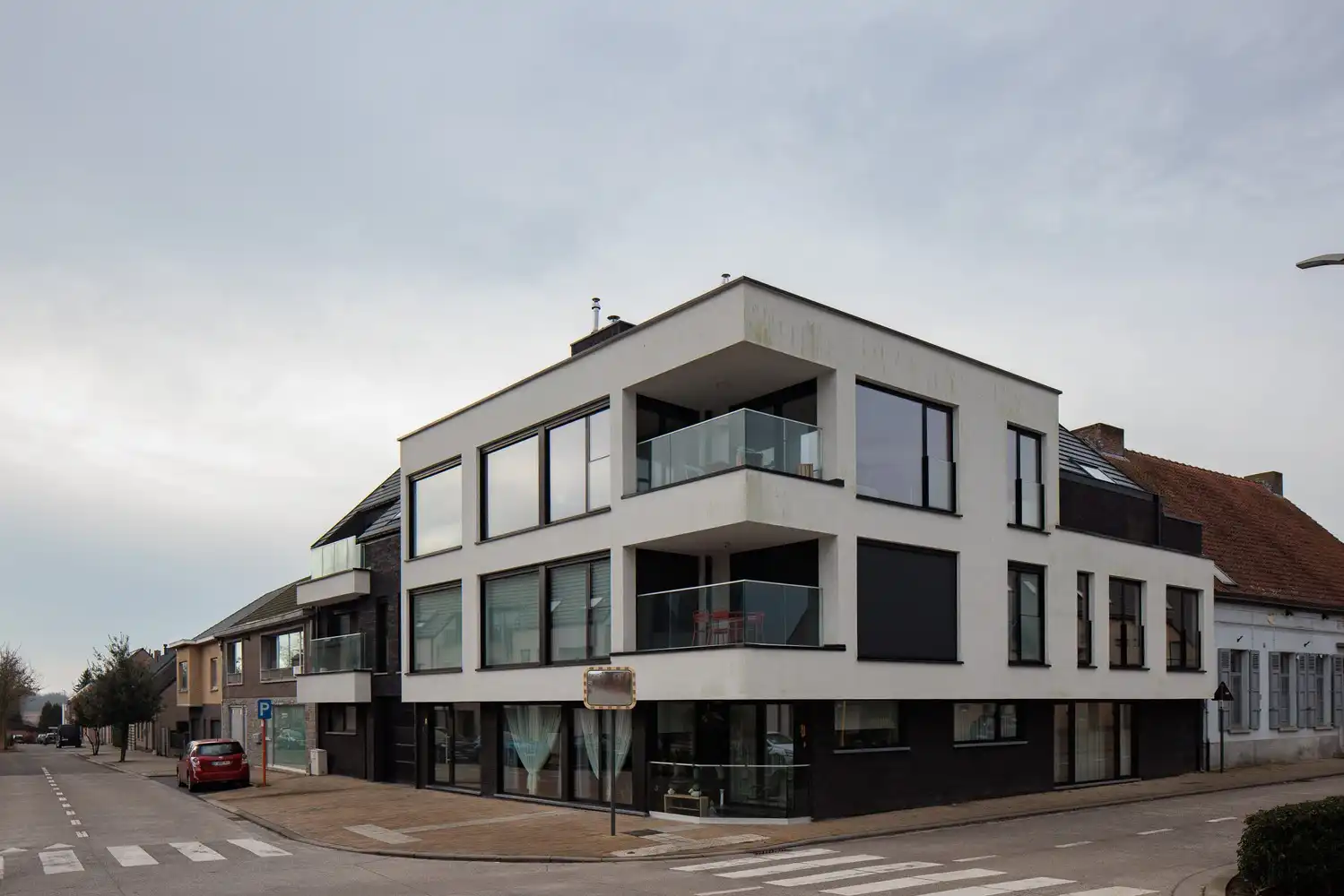 Recent en lichtrijk 2-slaapkamerappartement met garage foto 10