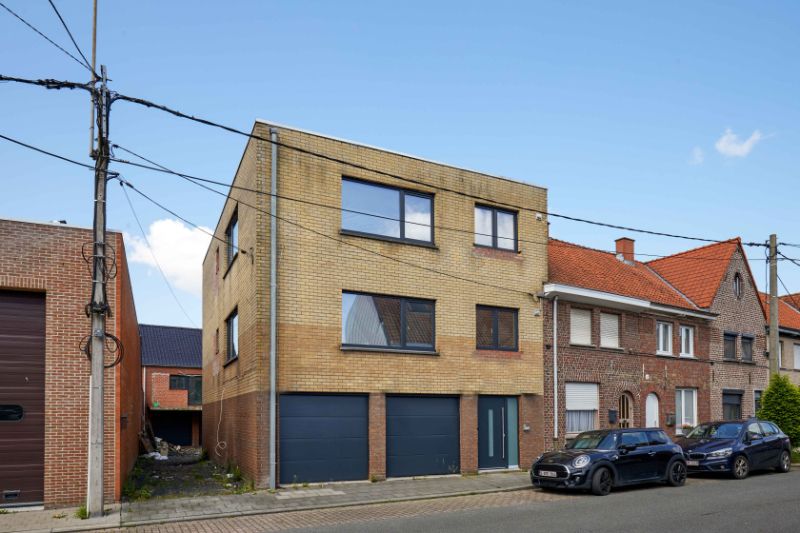 Roeselare-stadskern. Verder te renoveren project van 2 appartementen van +/-82m² op uitstekende ligging dichtbij 't station en alle voorzieningen ! Ideale investering !! foto 2