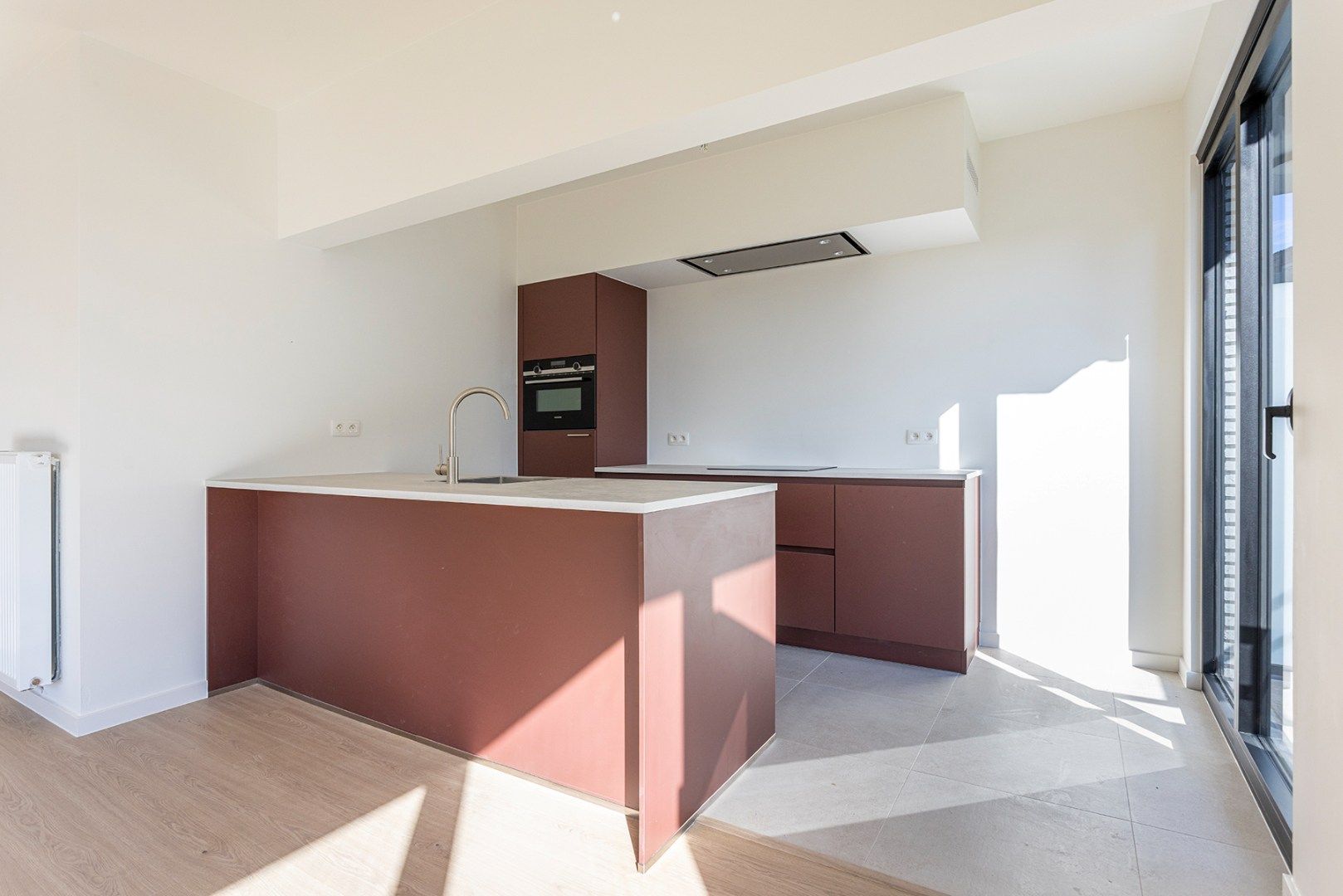 Volledig gerenoveerd (vernieuwbouw) 3-slaapkamer appartement met terras! foto 5