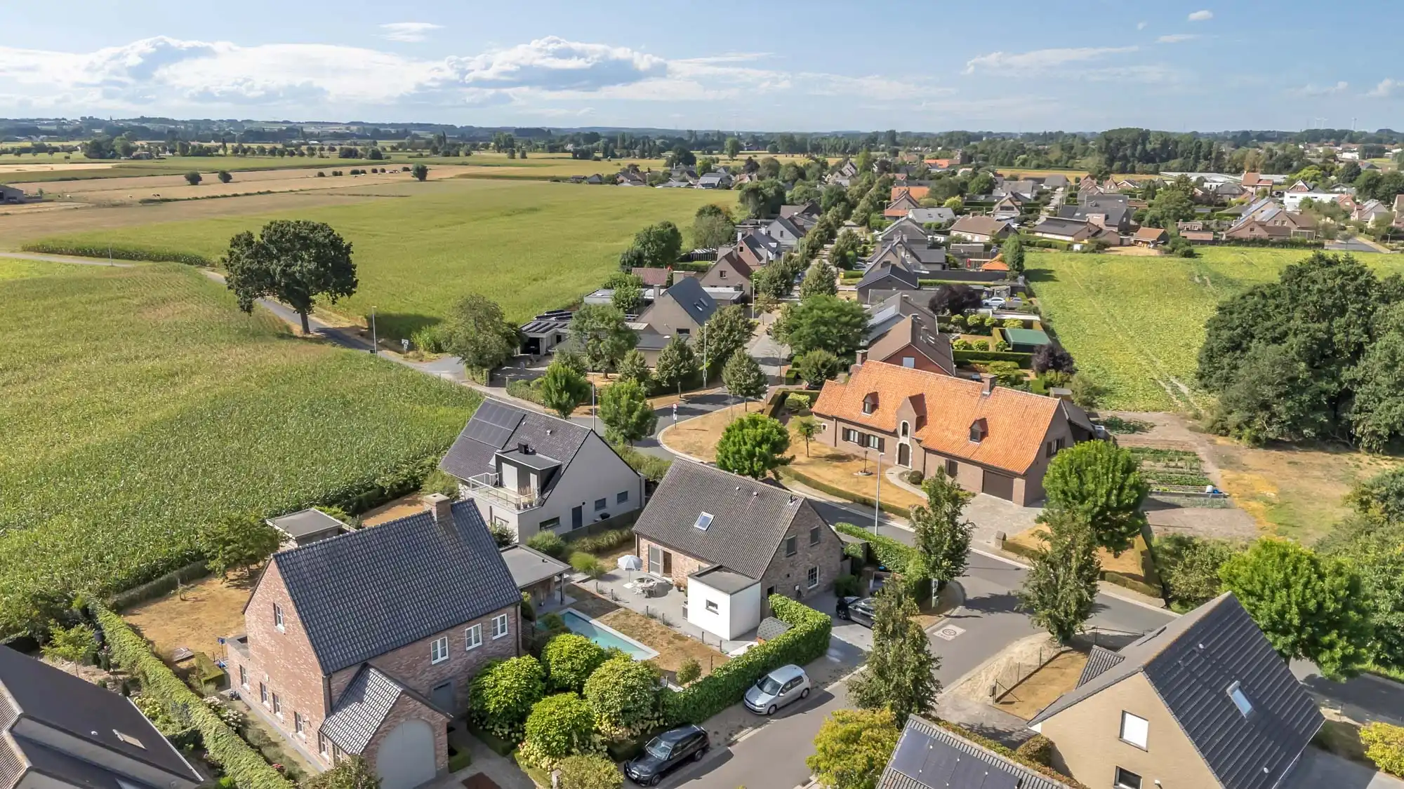 Woning met zwembad en zonnepanelen op toplocatie foto 33