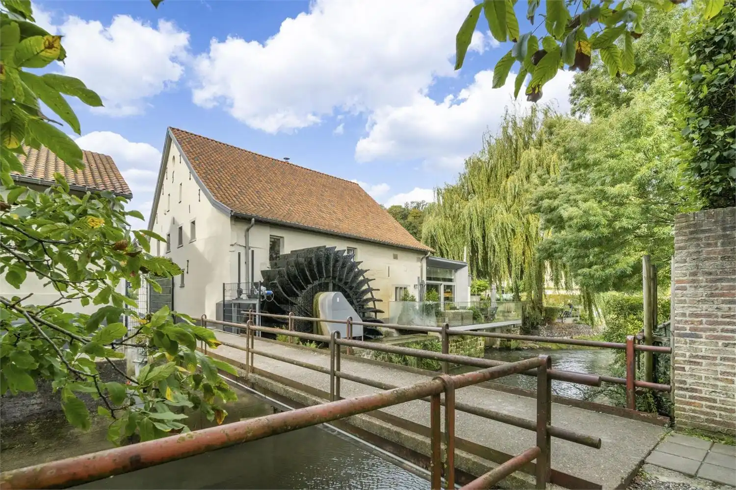 Prachtig gerenoveerde monumentale watermolen foto {{pictureIndex}}