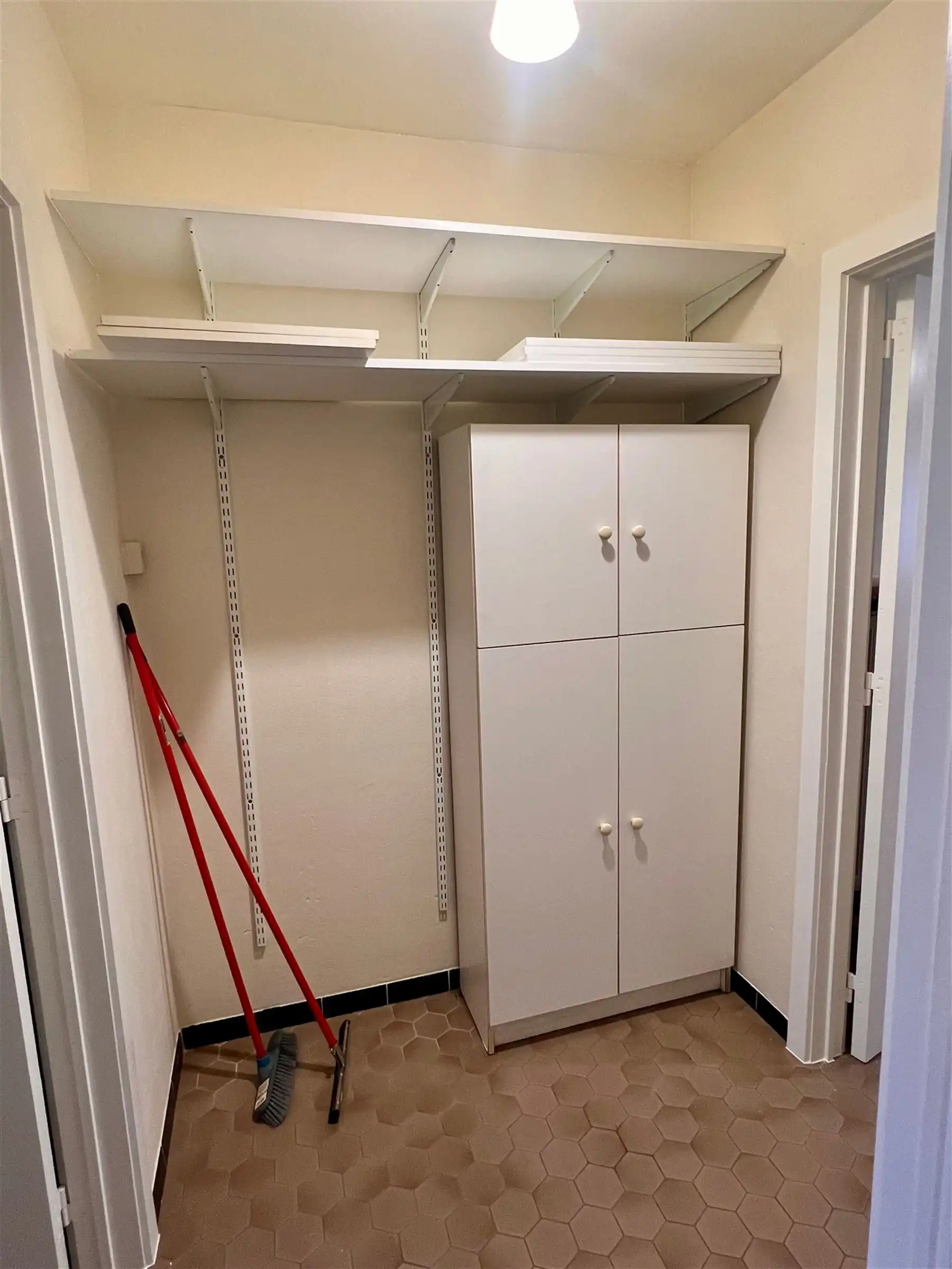 Opgefrist, praktisch en centraal gelegen appartement foto 9