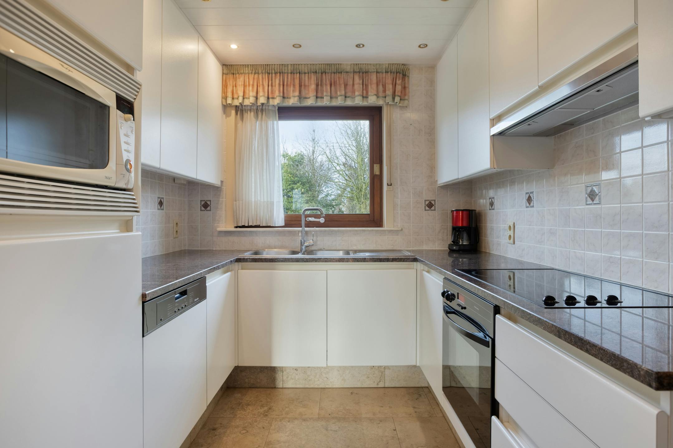 Gelijkvloerse villa op een perceel van maar liefst 2 342m² foto 7