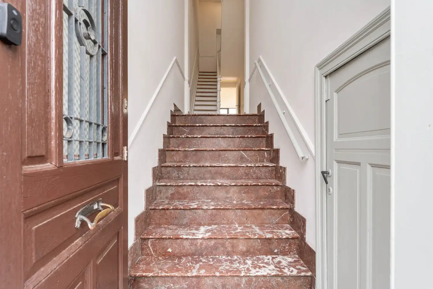 Prachtig gerenoveerd en energiezuinig herenhuis met 5 slaapkamers, 2 badkamers en een tuin op een toplocatie nabij het station van Leuven! foto 2