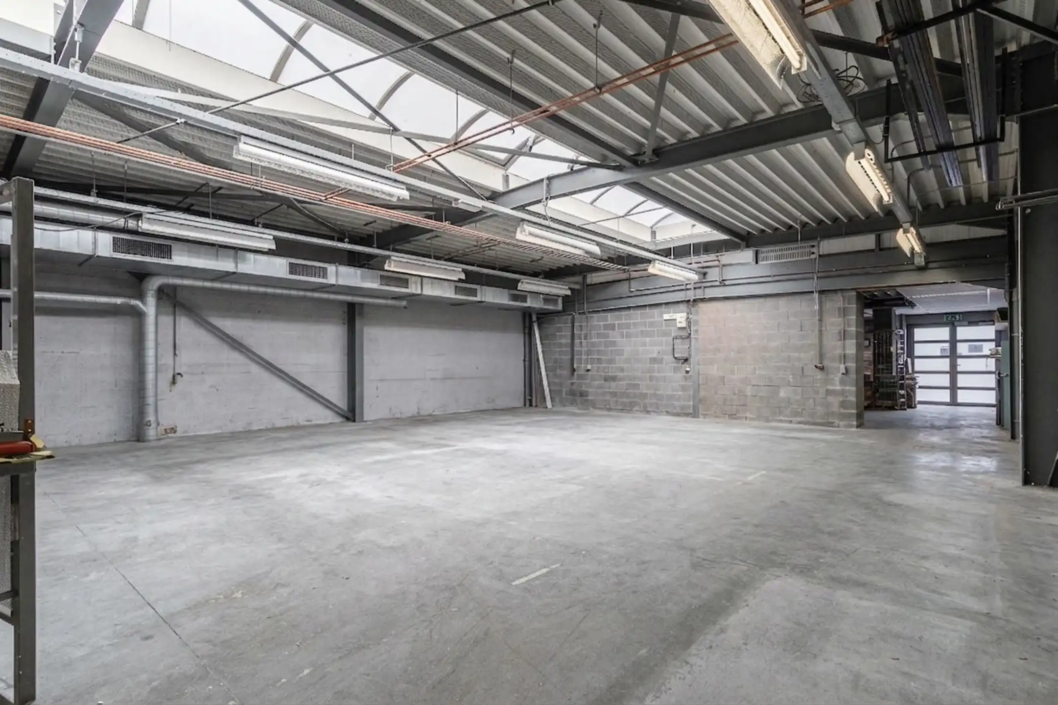 Bedrijfsgebouw op commerciële ligging te koop in Deurne foto 7