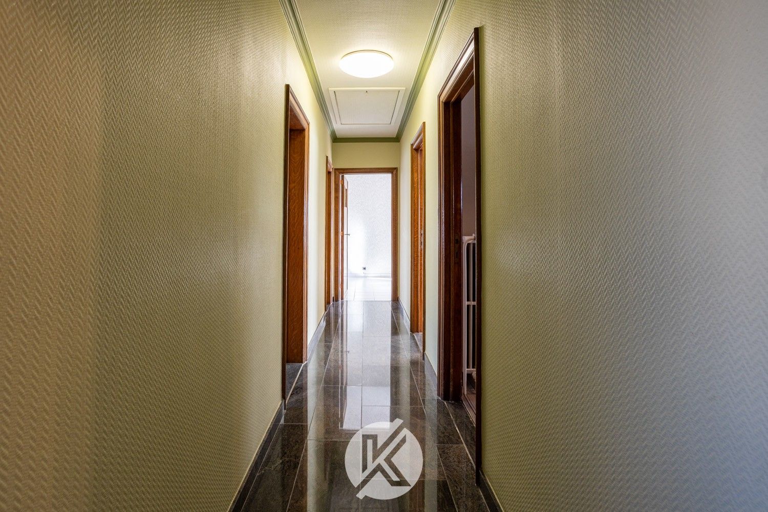 Robuuste, tijdloze villa met veel potentieel foto 13