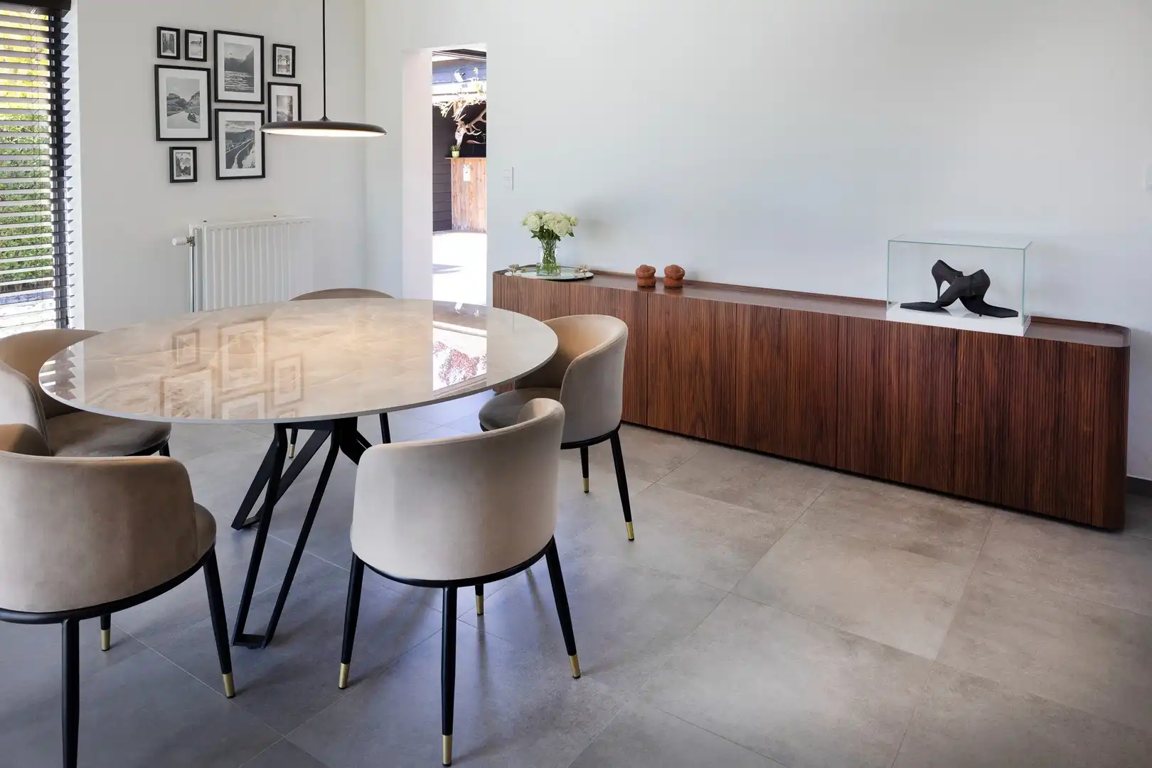 Lichtrijke woning met 3 kamers, garage, bureelhoek & zwembad. foto 6