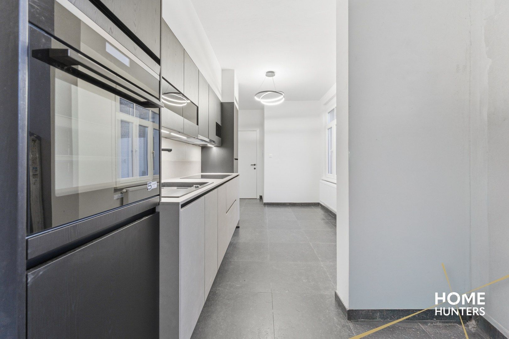 Ruim éénslaapkamer appartement met uniek zicht op het astridpark en de Sint Maartens Kathedraal te Ieper foto 15