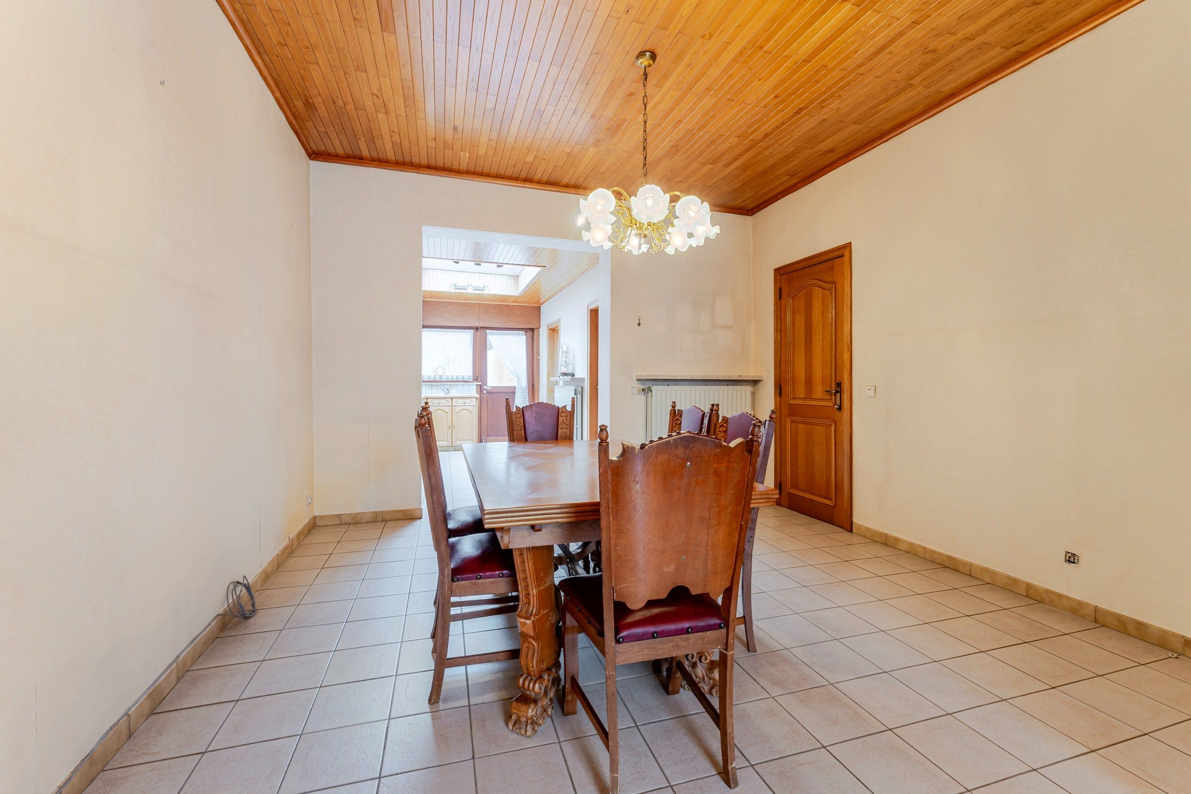 INSTAPKLARE WONING MET UITWEG EN GARAGE foto 4