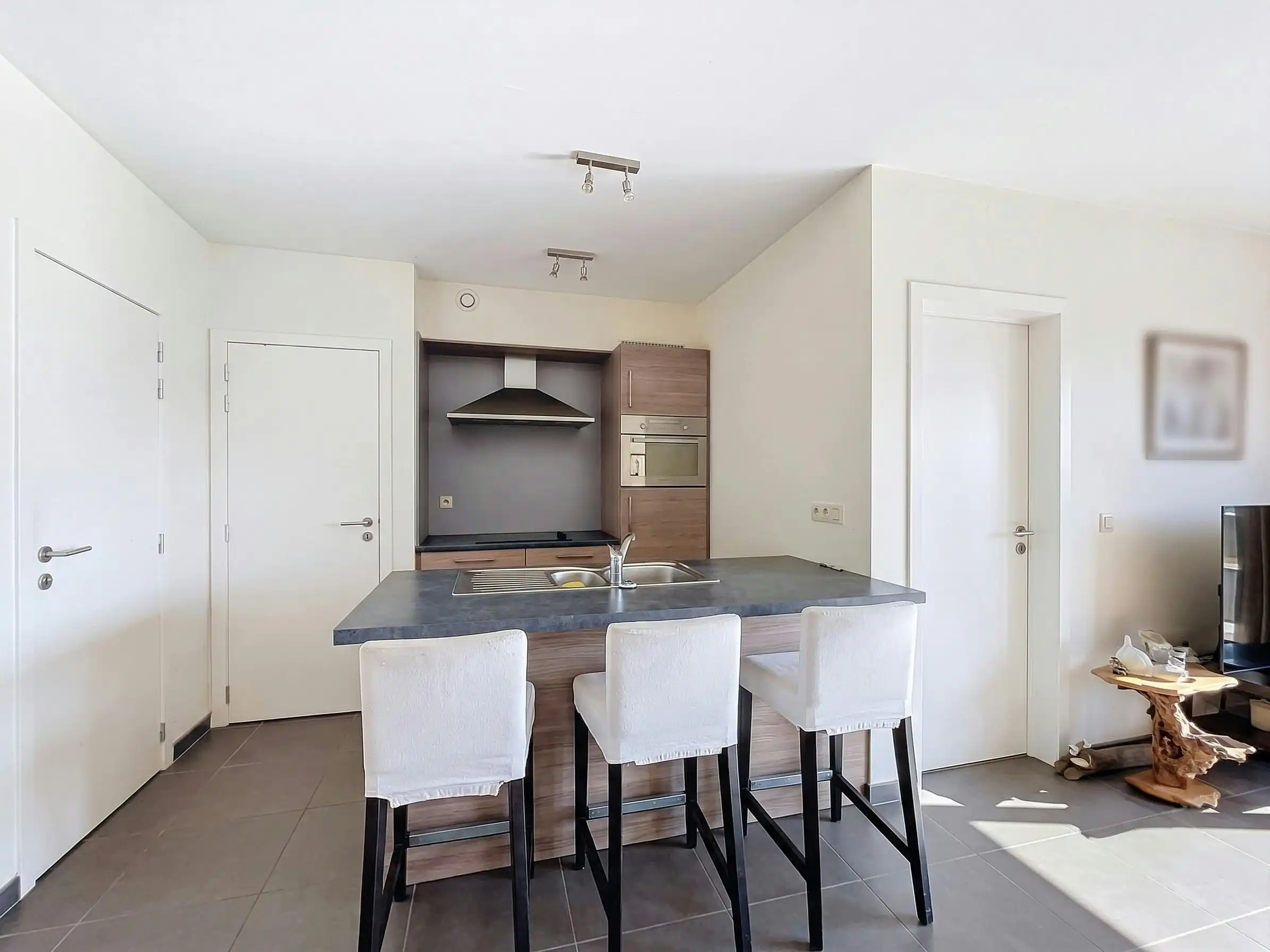 Instapklaar appartement in Ieper met ruim zuidwest gericht terras en garage  foto 5