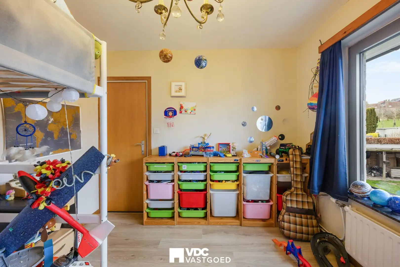 Ruime villa met praktijkruimte of extra woonruimte, zicht op bloesemweide en perceel van 1.745 m² foto 24