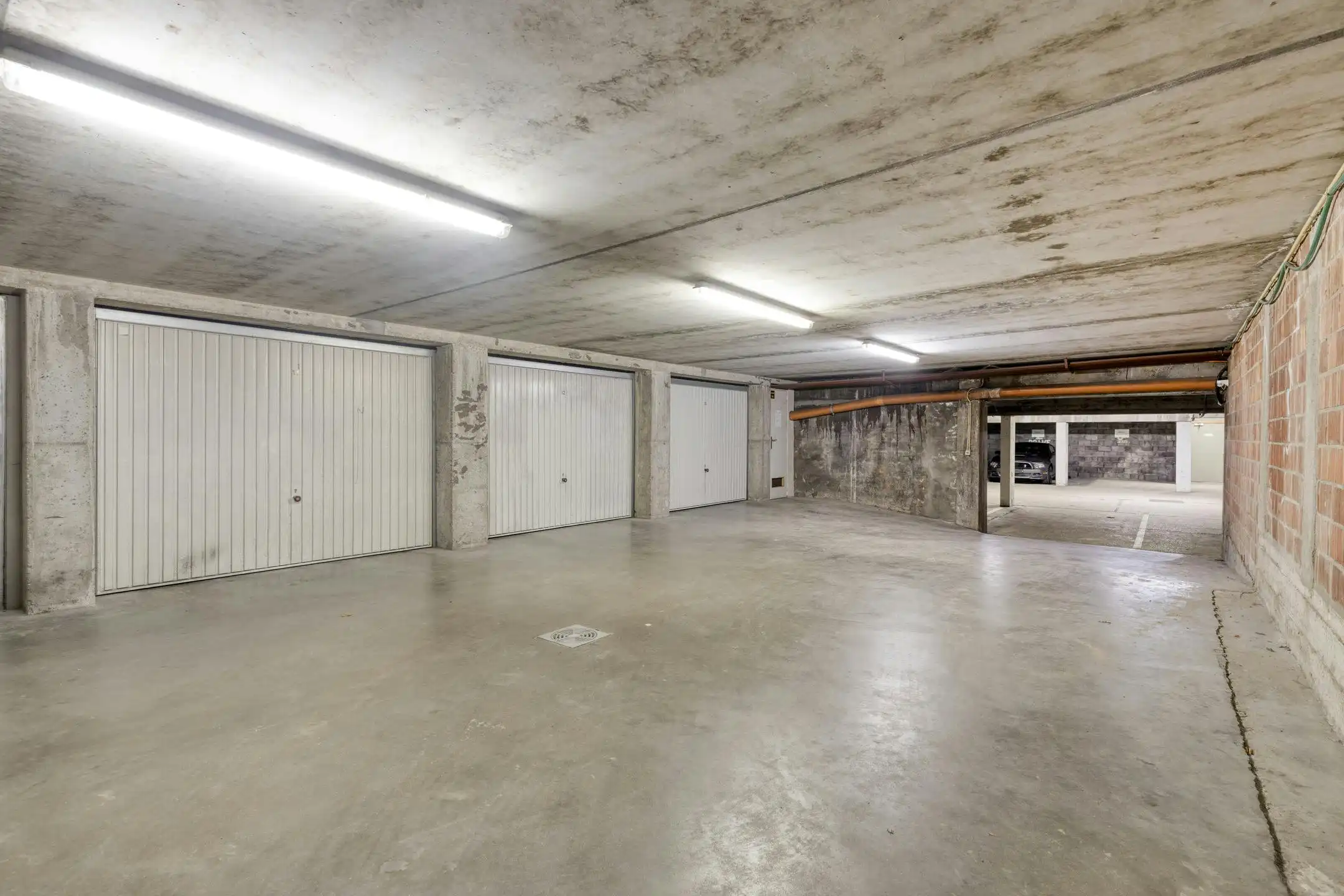 Ruime garagebox te koop in De Panne foto 3