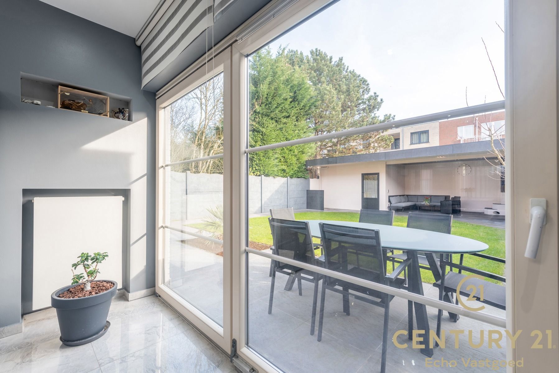 Recent gerenoveerde ruime woning met prachtige tuinlounge foto 11