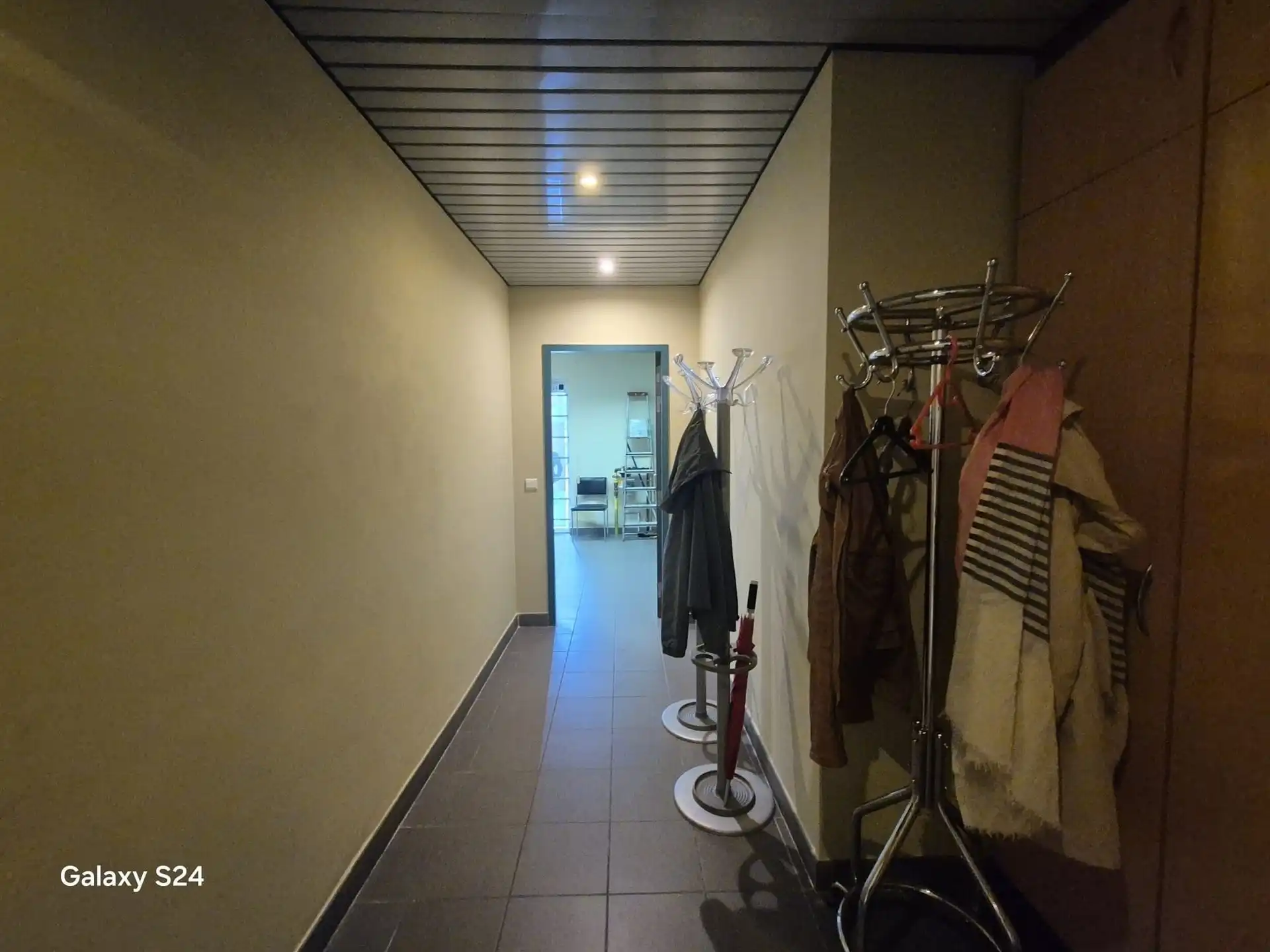 Ruim handelspand te huur – voormalig bankkantoor.  foto 14