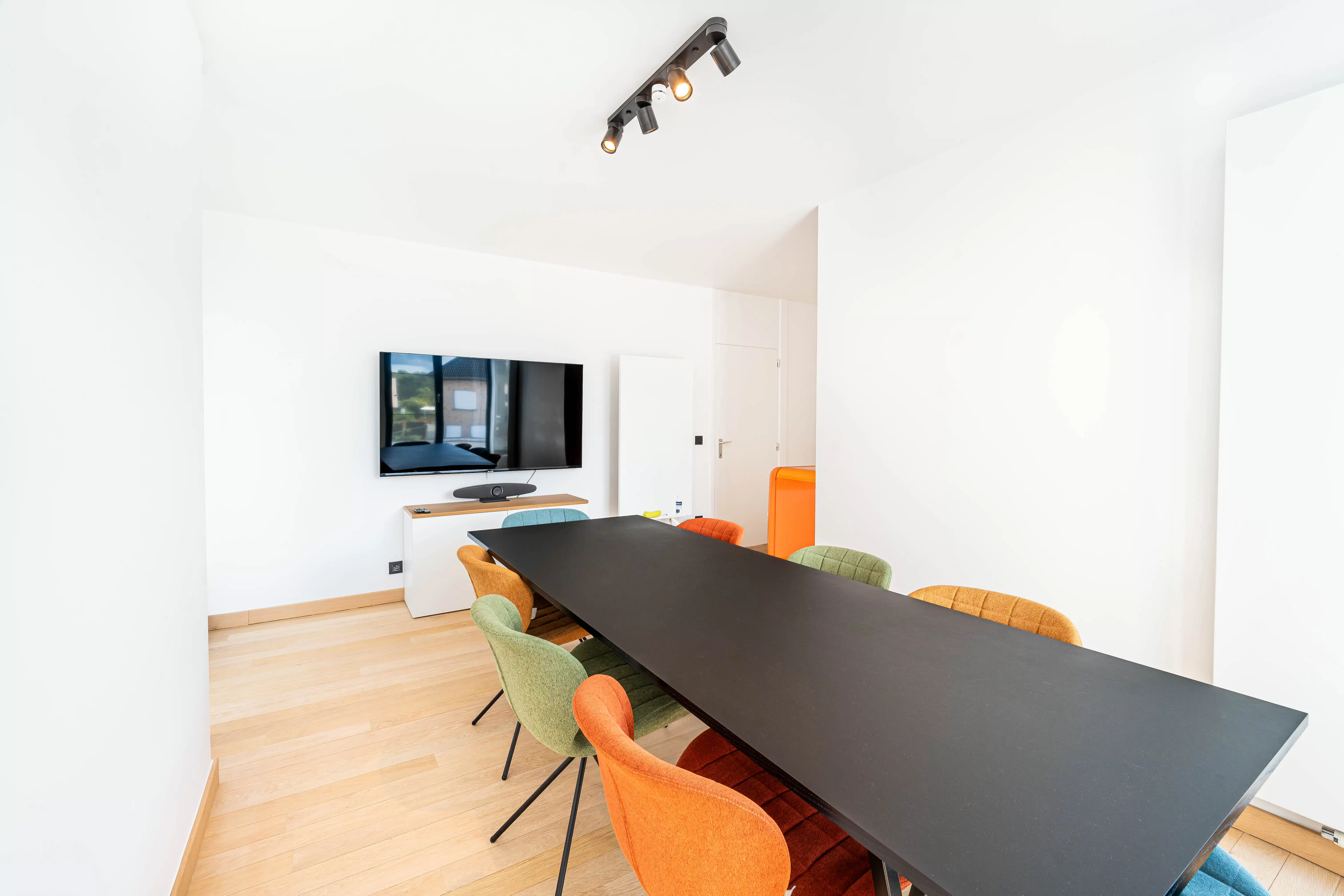 Knappe villa met kantoor, studio of praktijk mogelijkheden foto 23