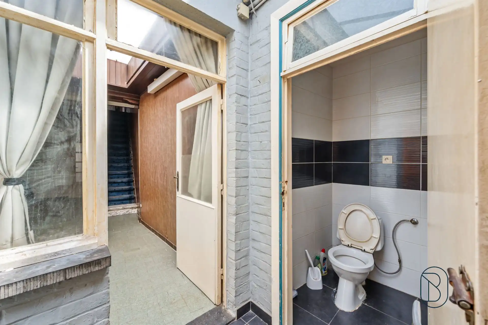 Te renoveren woning met 2 slk! foto 11