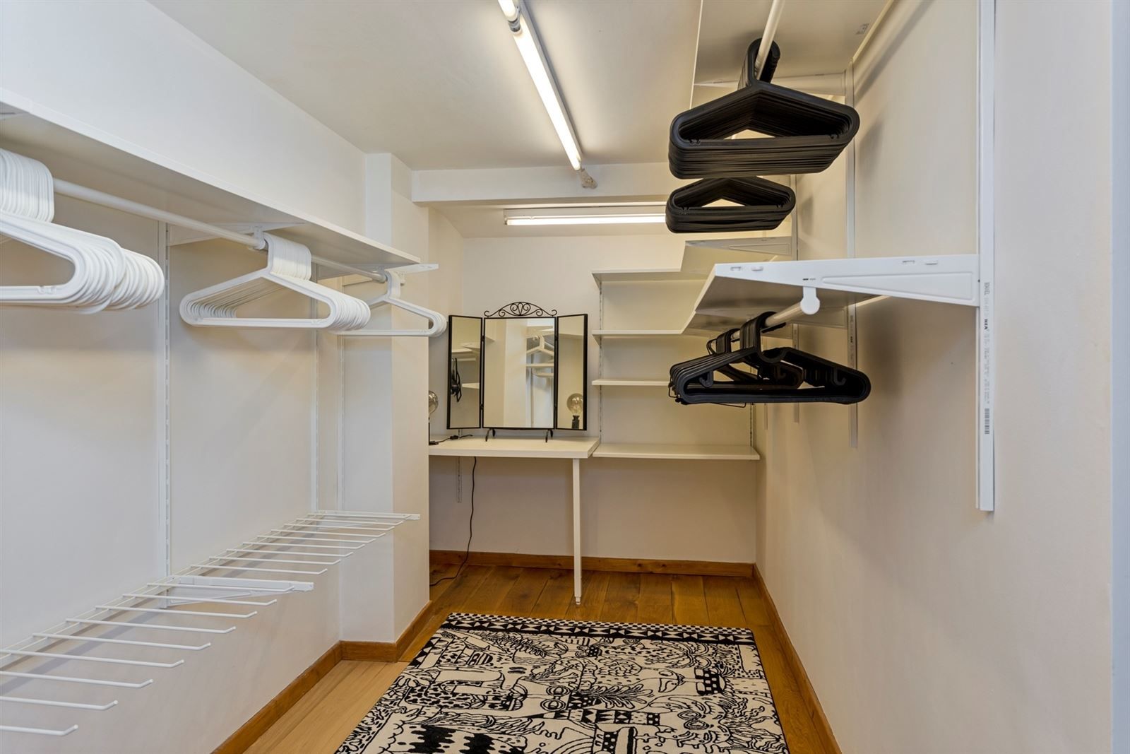 Gelijkvloers gemeubeld 1 slaapkamer appartement met tuin op A-locatie foto 17