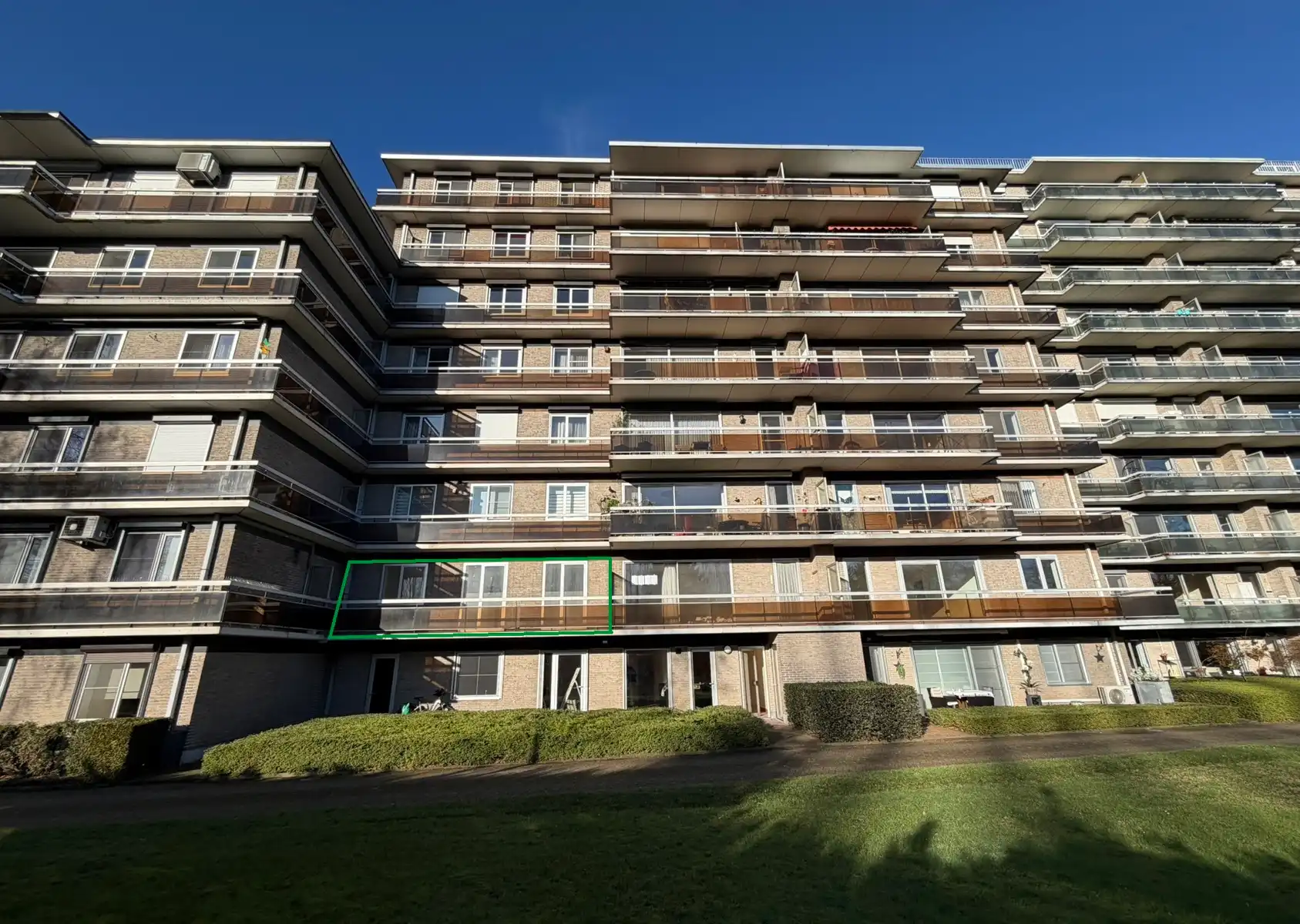 Gerenoveerd appartement met terras en parking voor de deur foto 6