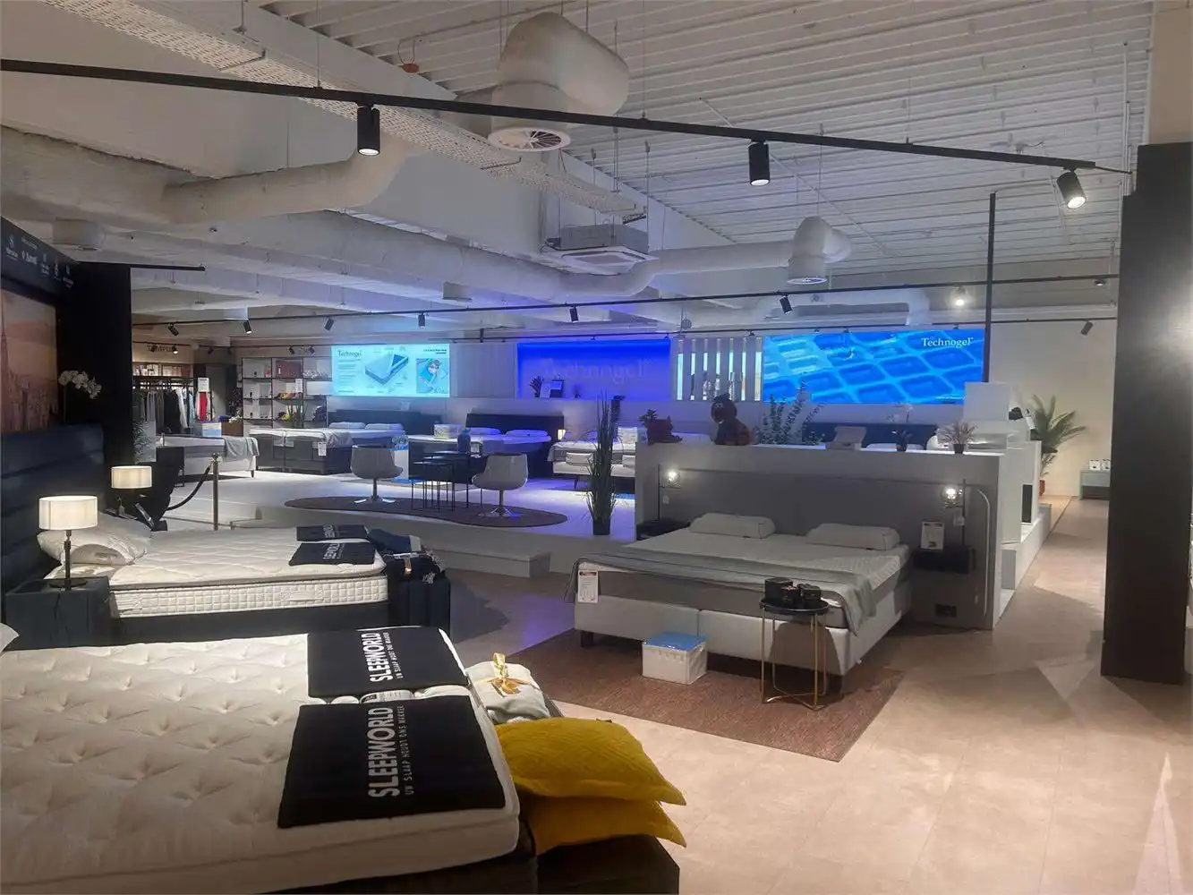 TOP GELEGEN COMMERCIEEL GEBOUW NABIJ ACTION, VAN HAAREN, ... foto 3