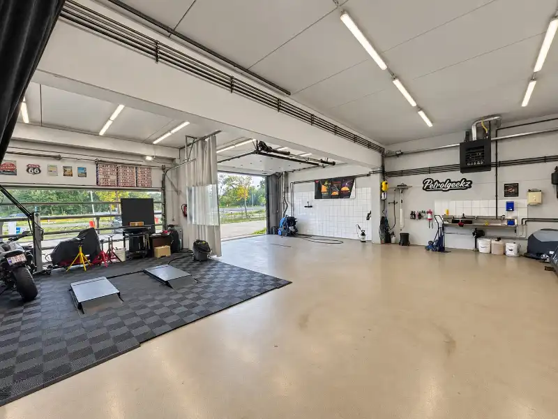 Uitstekend KMO-gebouw met Magazijn, Kantoren, en Parkeerfaciliteiten foto 3