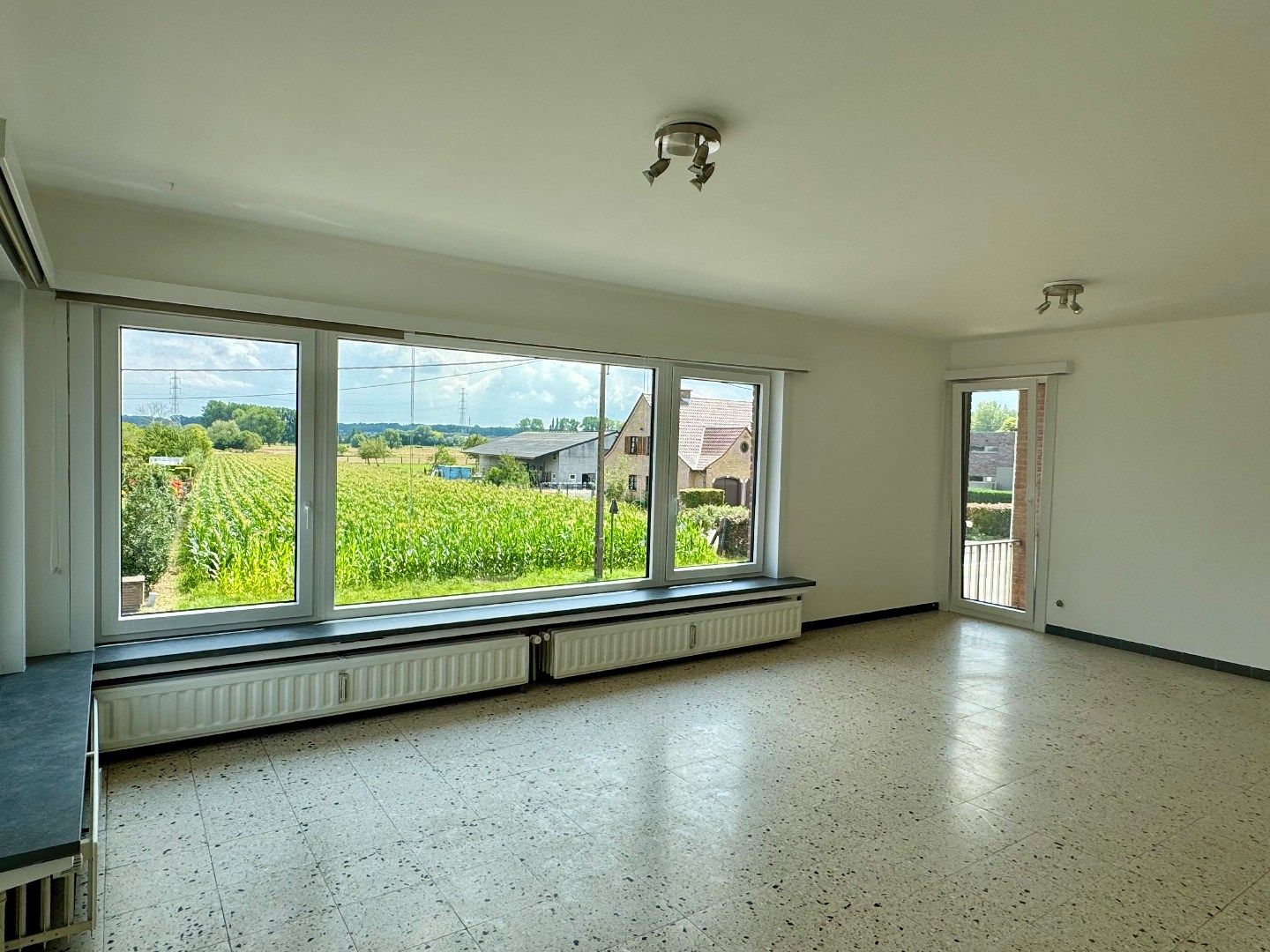 Mooi instapklaar 2-slaapkamerappartement met garage en parking in Merchtem foto 4