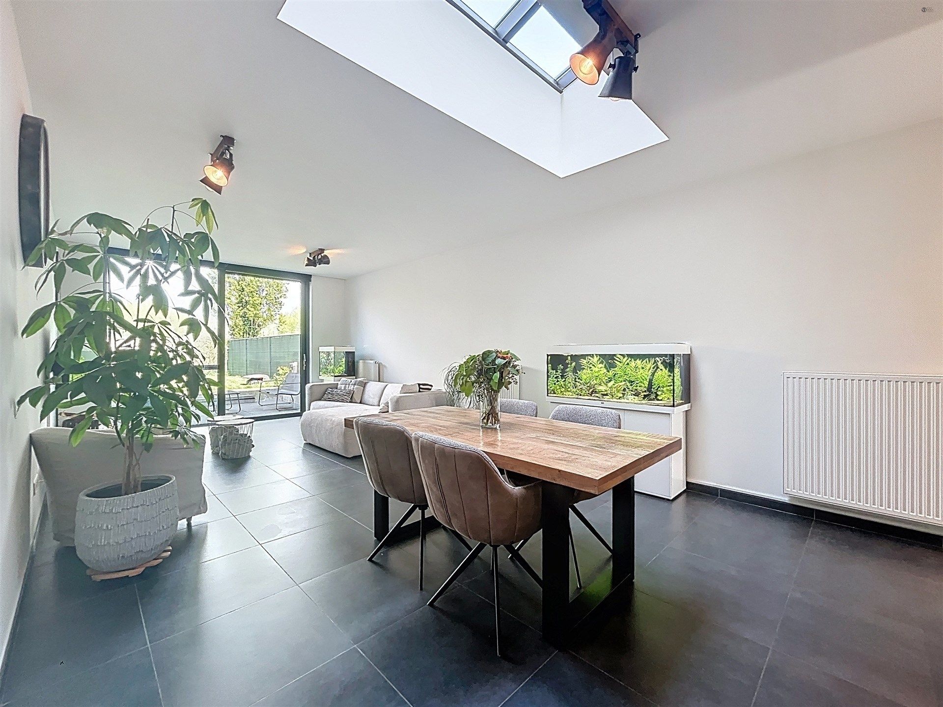 Instapklare moderne woning met 2 slaapkamers en gezellige tuin op toplocatie! foto {{pictureIndex}}