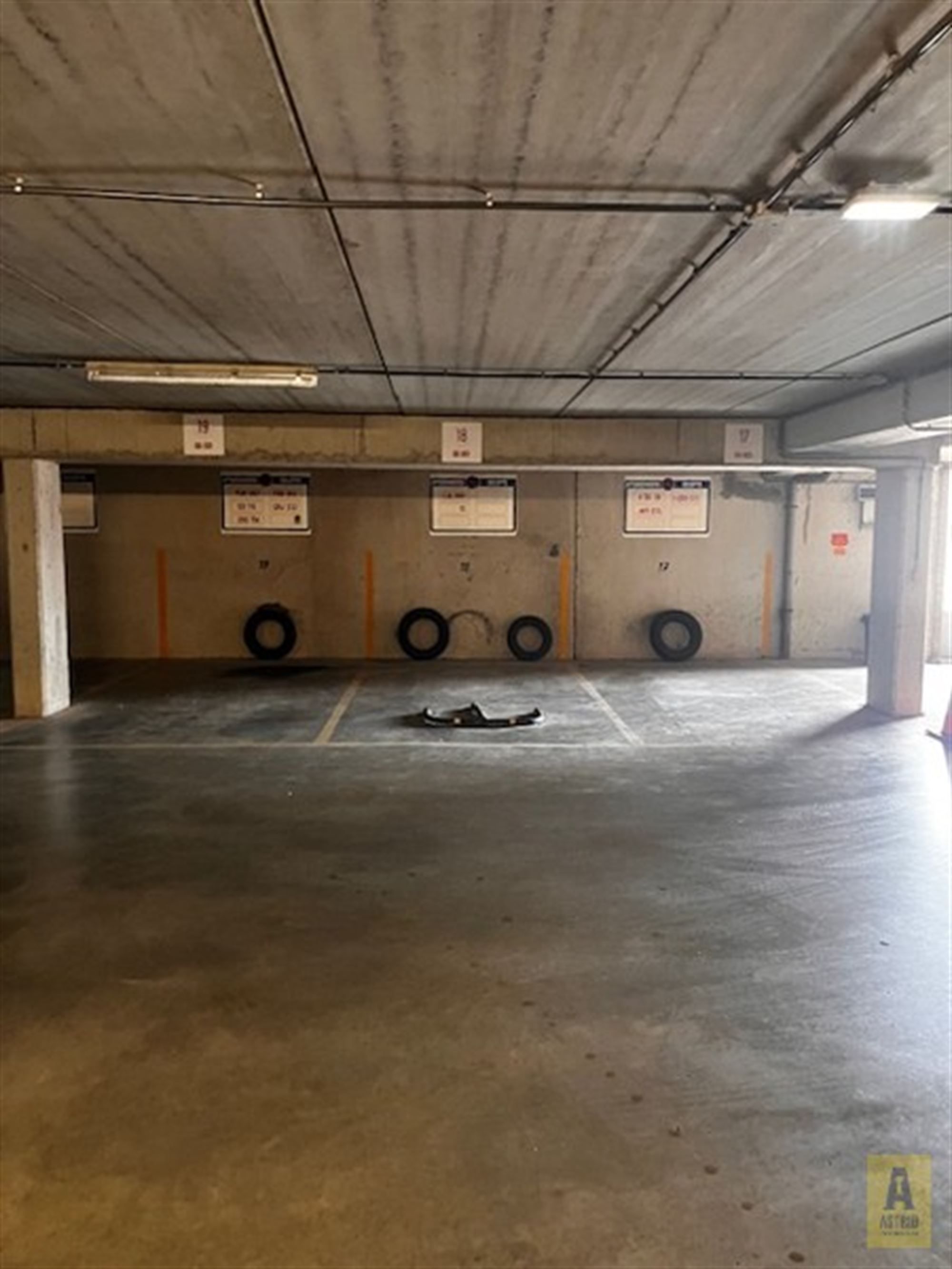 Makkelijk bereikbaar overdekte autostaanplaats in de residentie Astrid. foto 4