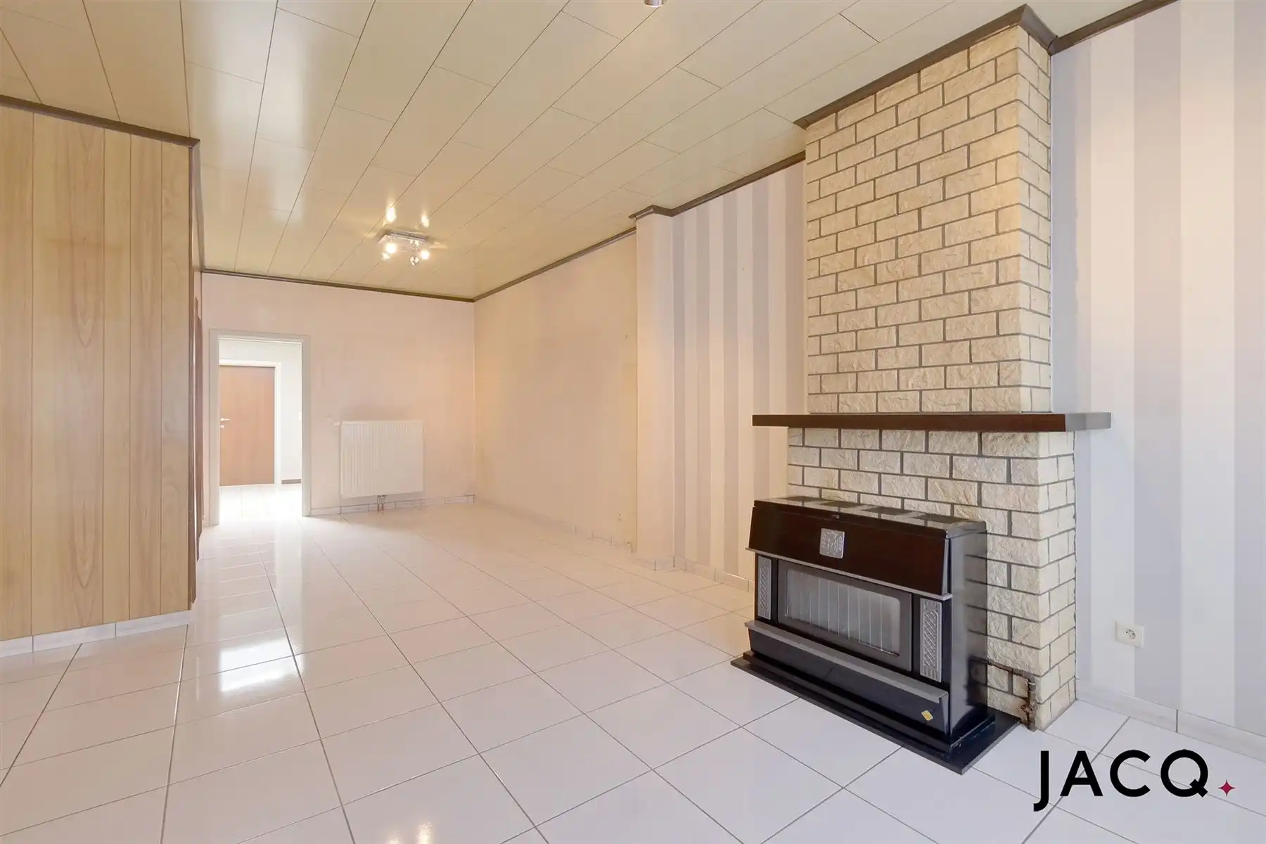 Te renoveren woning met 4 slpk's, terras (25m²) en garage! foto 3