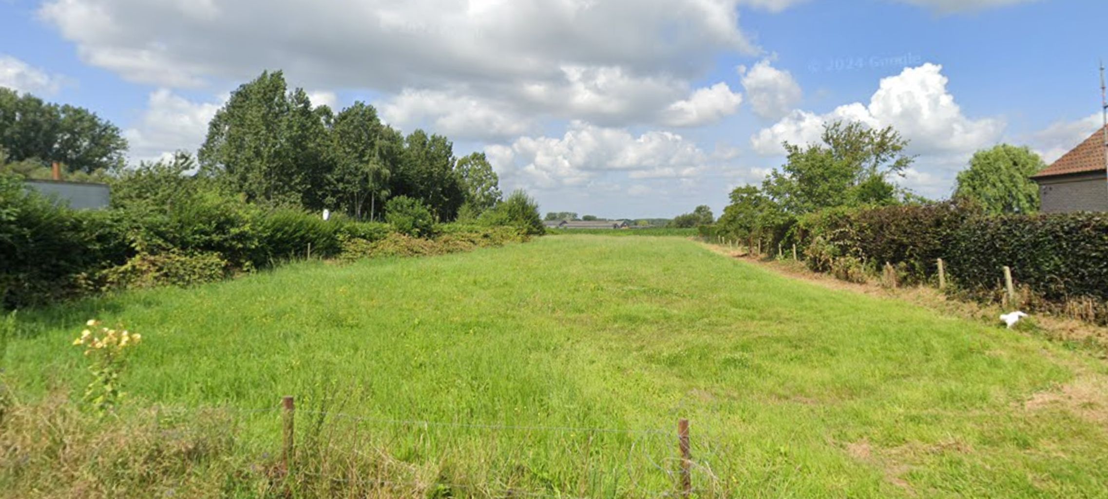 Ruim perceel voor alleenstaande woning, achteraan open zicht foto 2