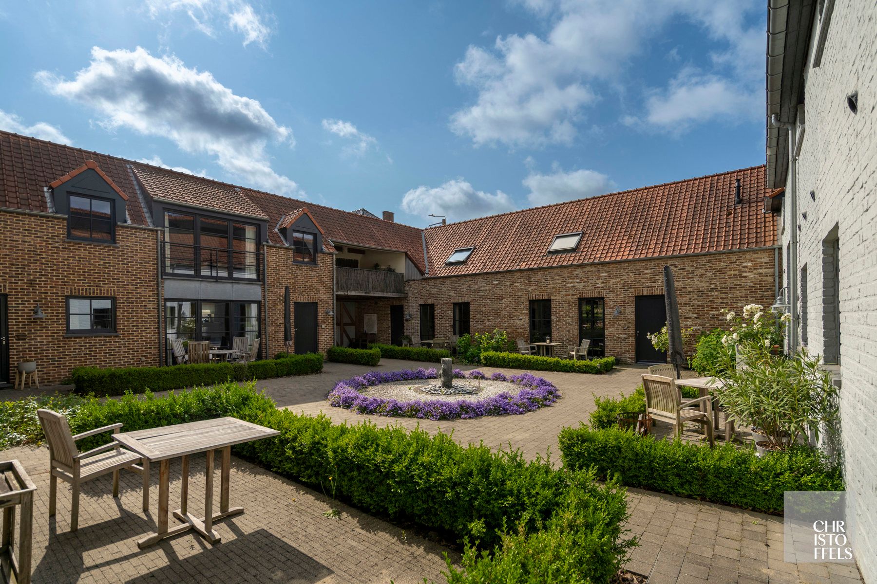 Instapklare woning in charmante Vierkantshoeve te Bilzen! foto {{pictureIndex}}