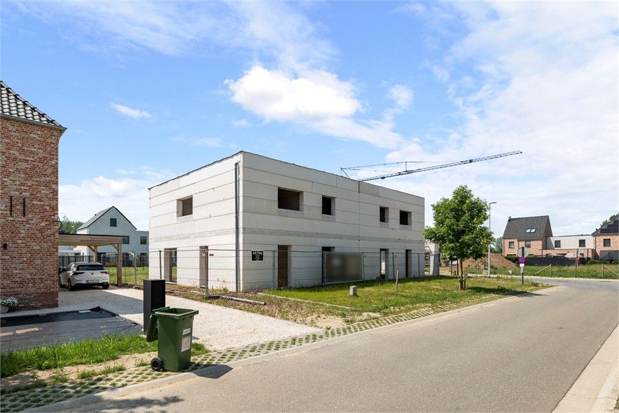 CASCO HALFOPEN BEBOUWING IN MODERNE STIJL MET CARPORT IN ALKEN foto 3
