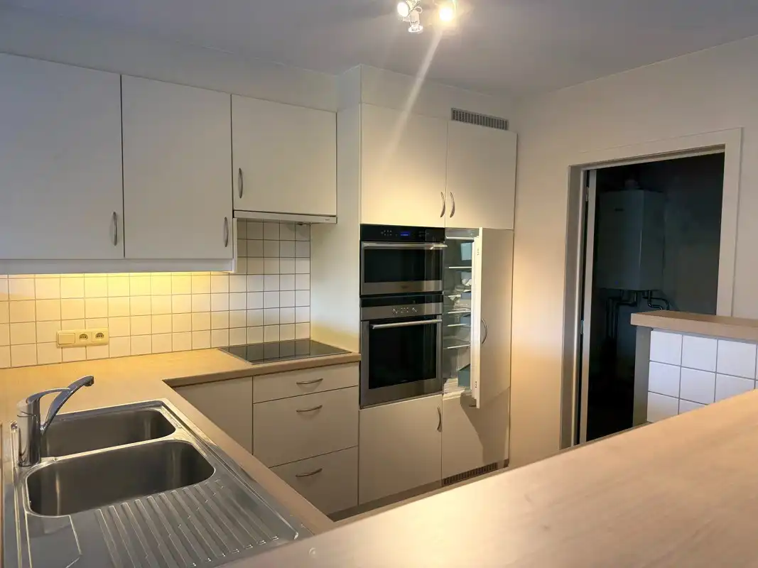 Ruim gelijkvloersappartement met 2 slaapkamers, omheind terras en garage met automatische poort. foto 5