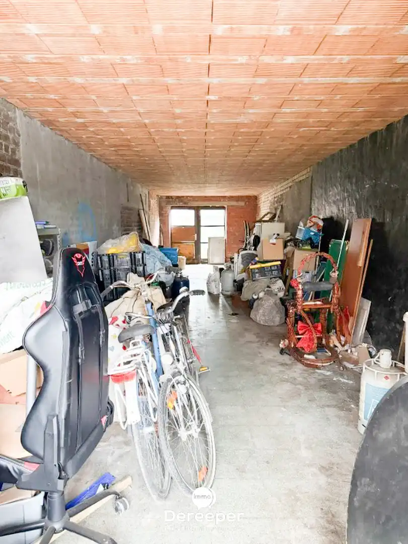 Garagebox met achterliggende grond afzonderlijk te koop foto 3