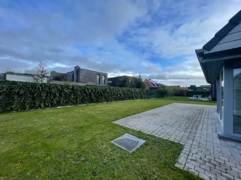 Mooie instapklare villa gelegen in een rustige en recente woonwijk foto 2