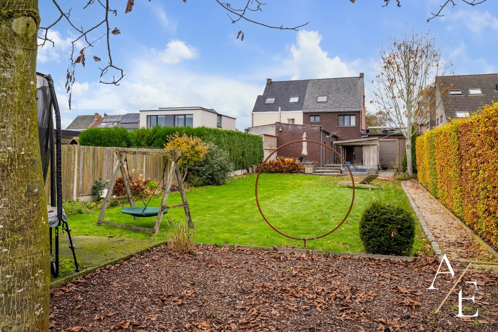 SMETLEDE - Instapklare grote gezinswoning met garage en tuin! foto {{pictureIndex}}