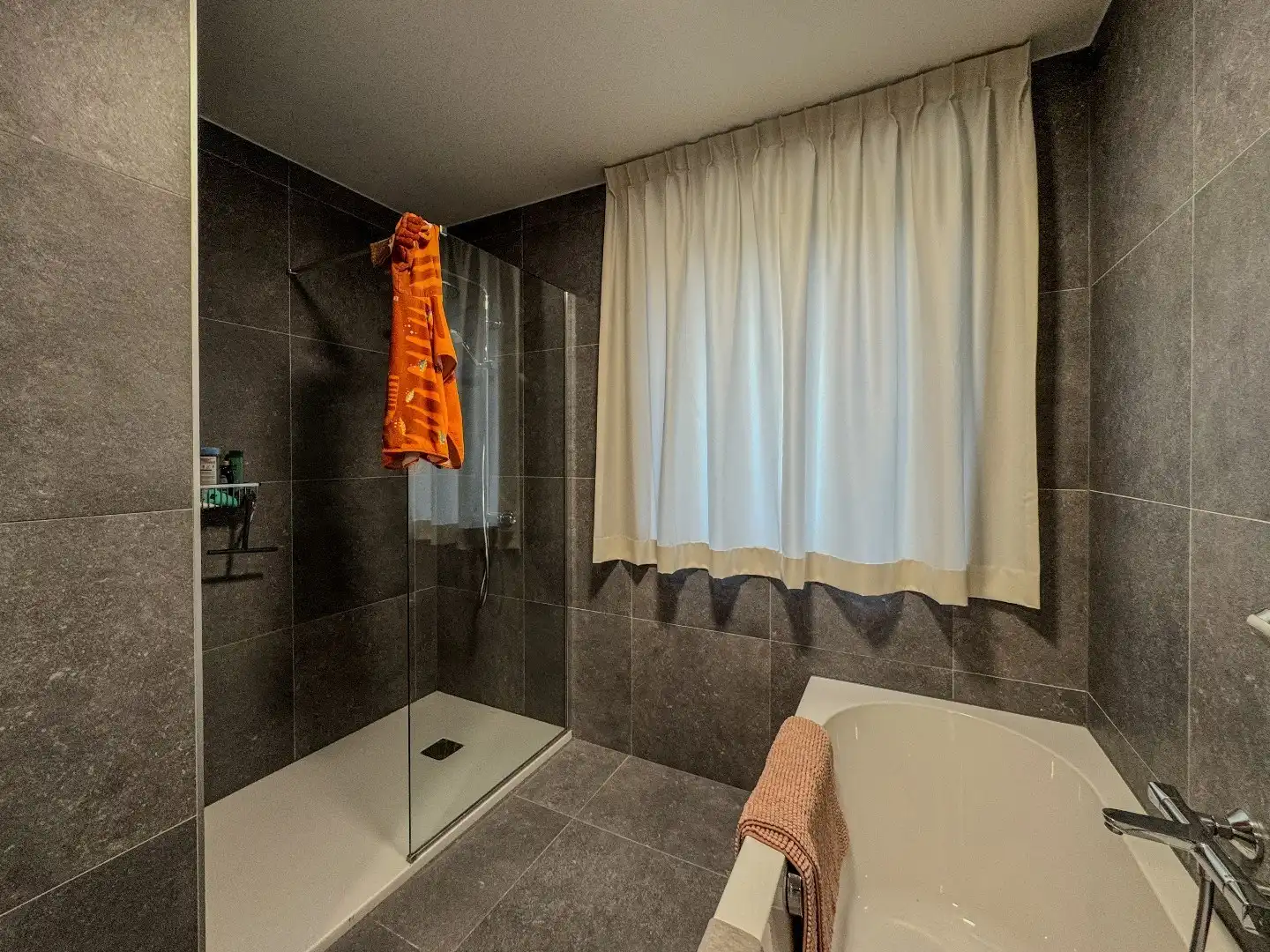 Prachtige nieuwbouwwoning met 3 slaapkamers, carport en tuin met tuinberging. foto 12