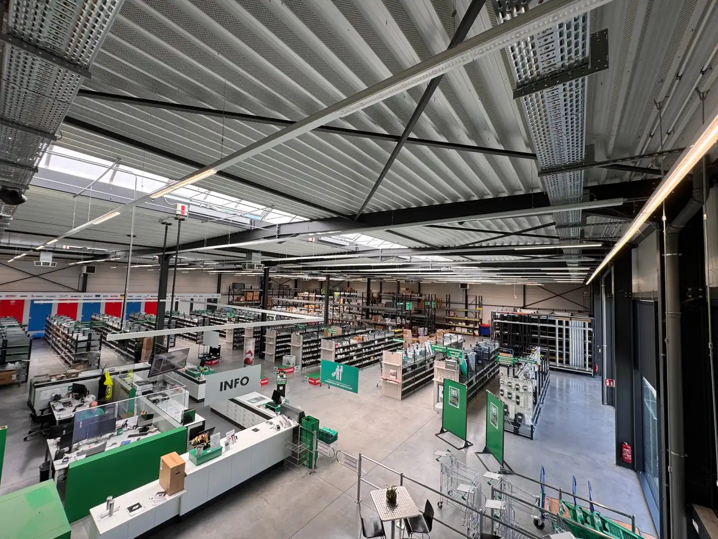 Nieuw en volledig uitgerust bedrijfsgebouw in Ieper foto 21
