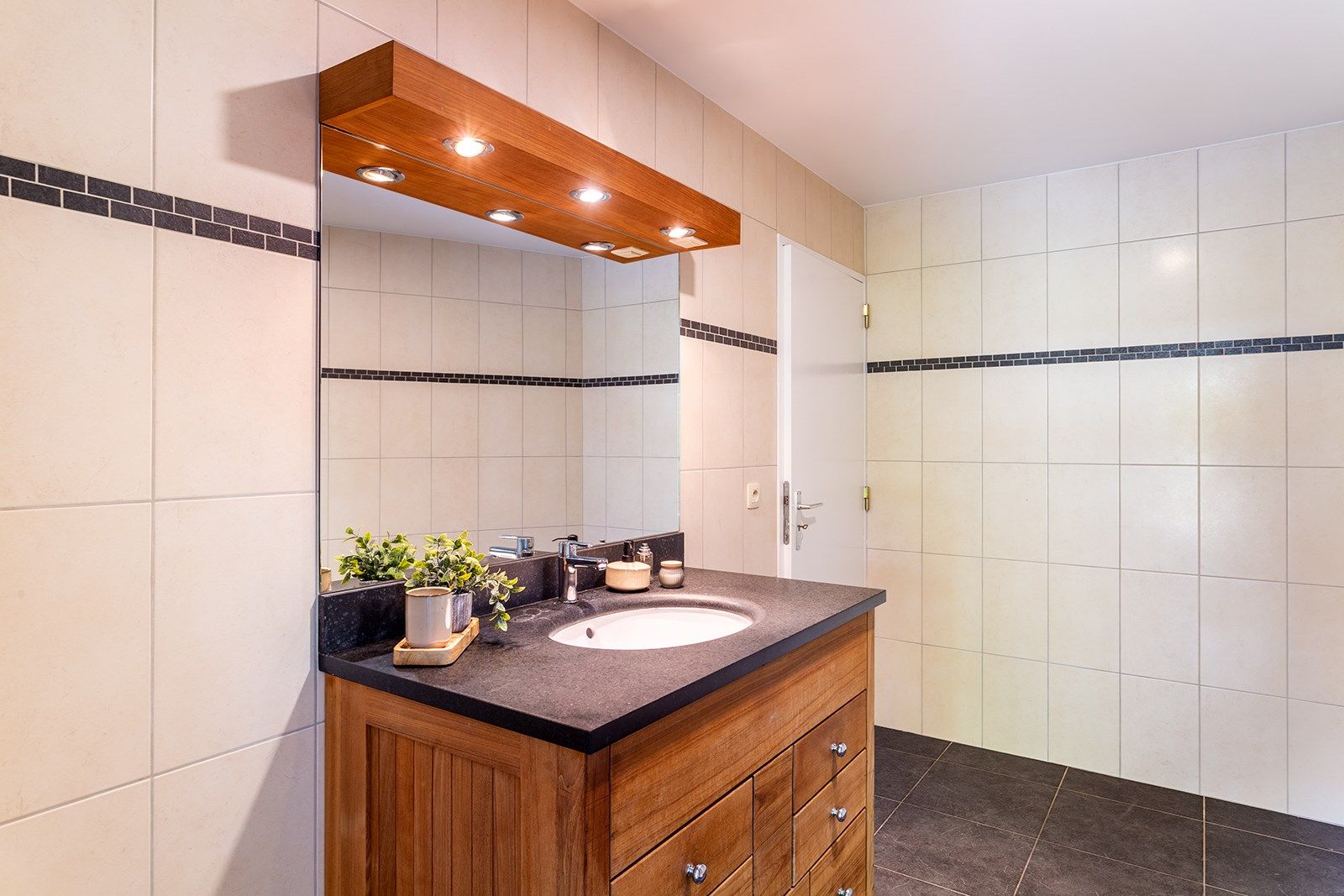 Ruim en prima gelegen appartement met tuin te Boechout foto 16