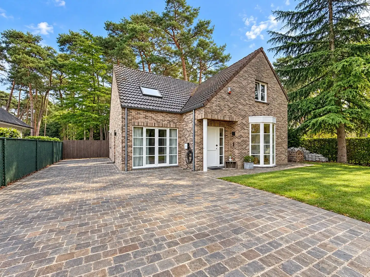 Instapklare woning met 4 slaapkamers op een mooi perceel. foto {{pictureIndex}}