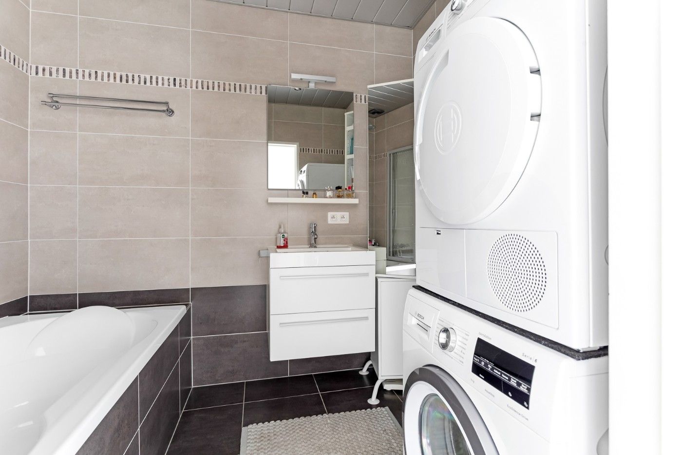 Gerenoveerd app. op 1e verd. met 3 slpk. en garage foto 15