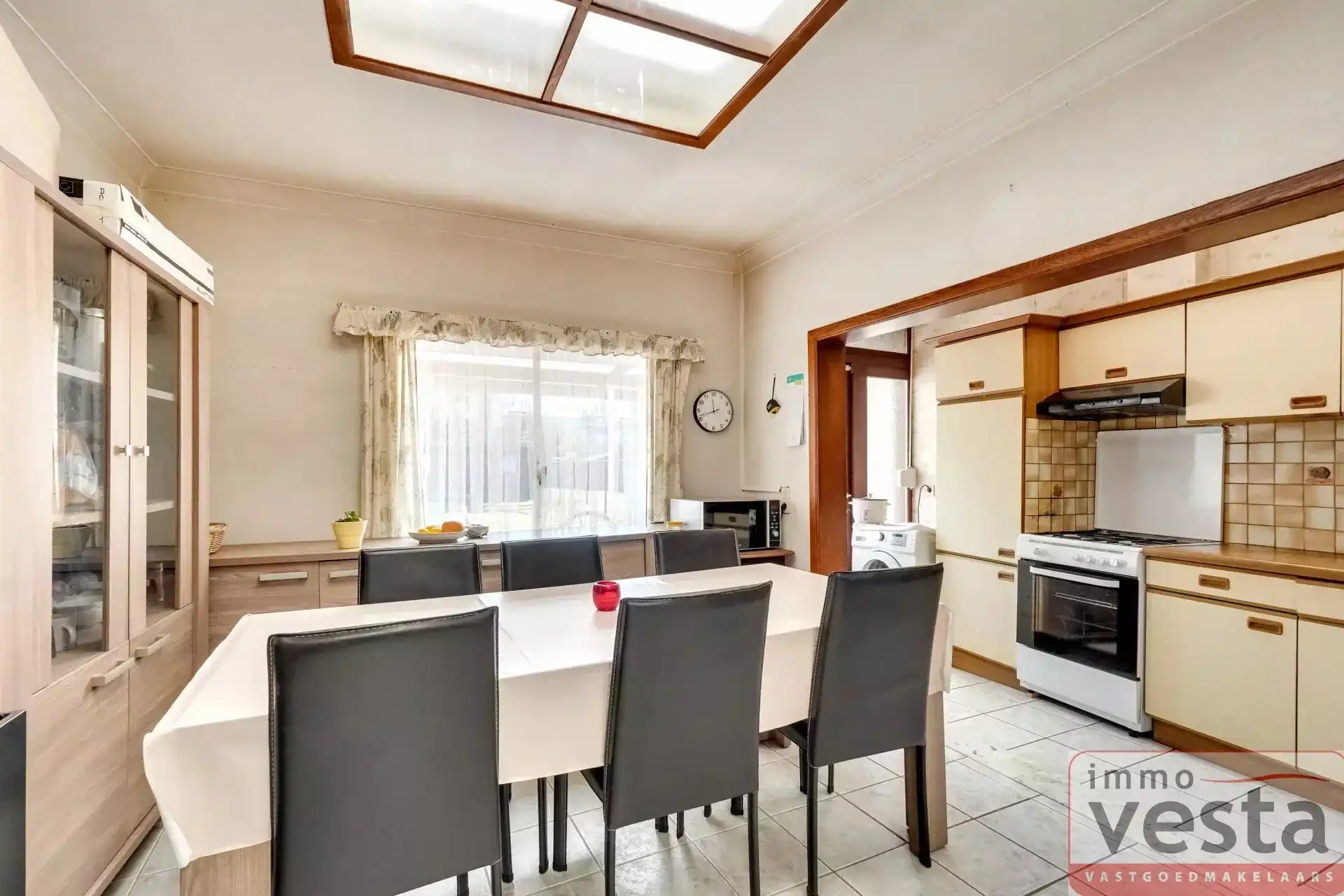 Ruime, te renoveren stadswoning met grote tuin foto 12