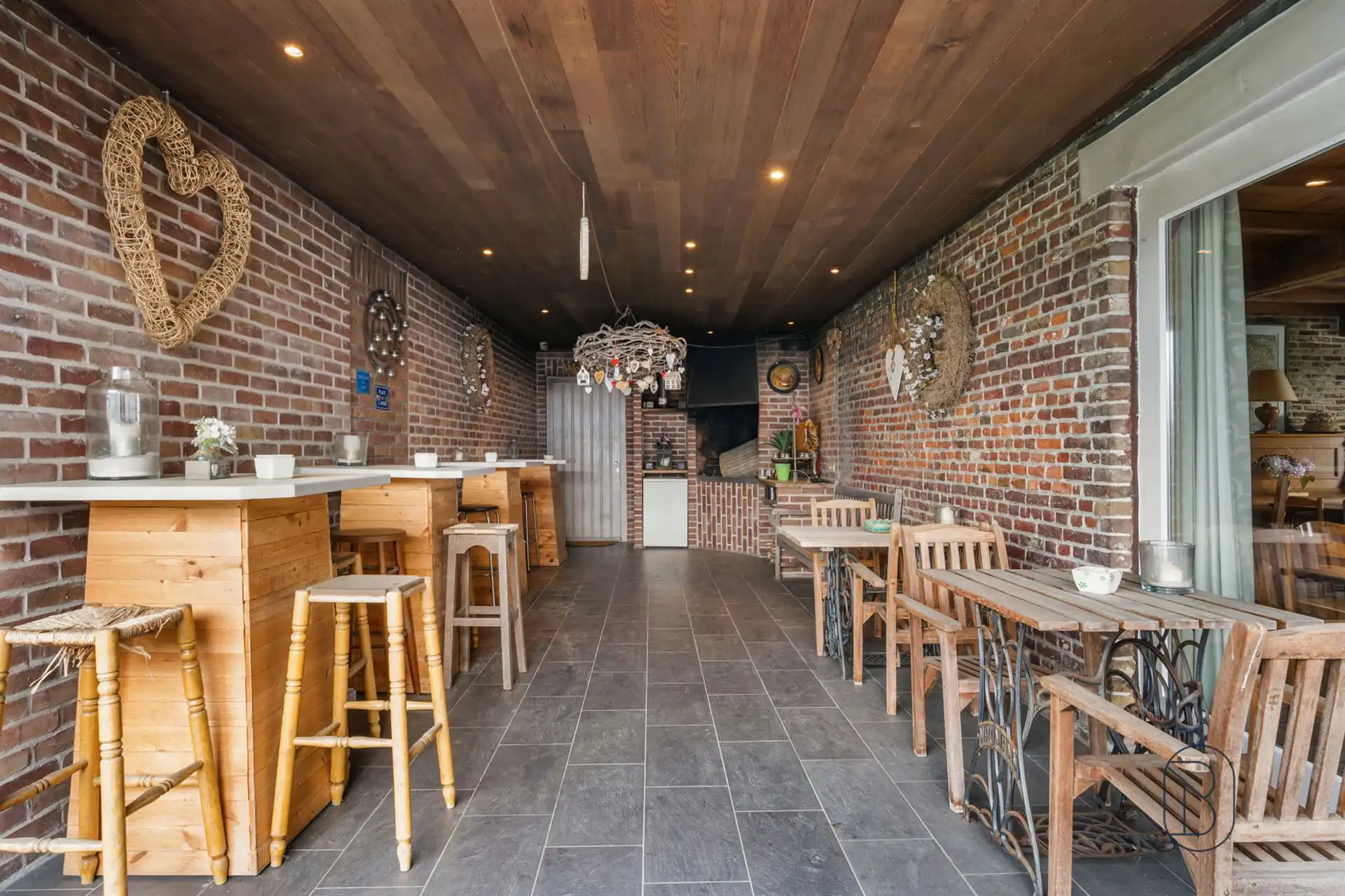Topgelegen horecazaak met parking, en woonst foto 16