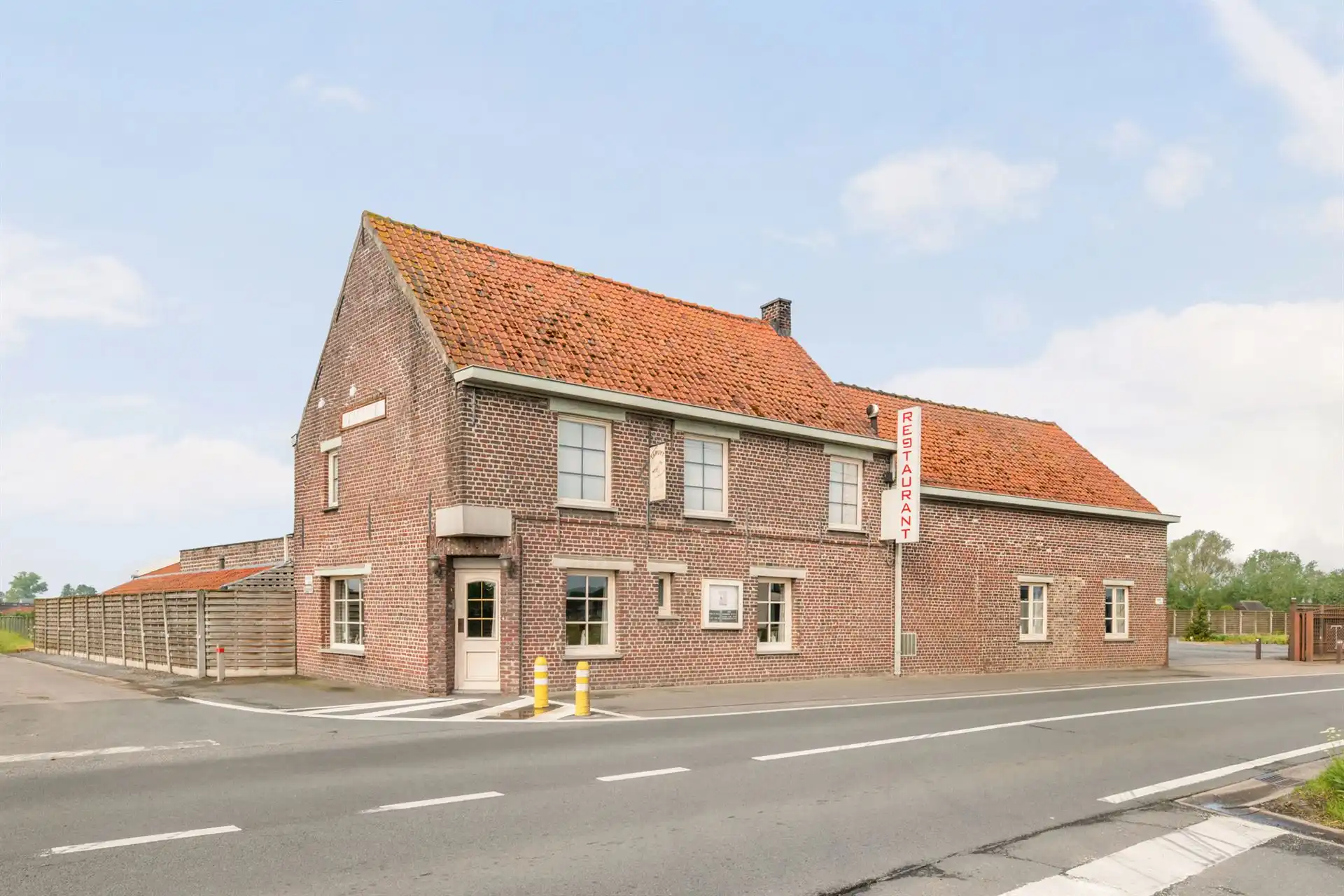 Topgelegen horecazaak met parking, en woonst foto 9