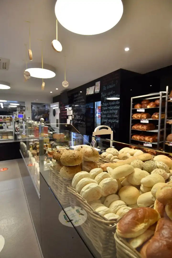 Succesvolle bakkerij met bovenliggende woonst te koop in Heule foto 2