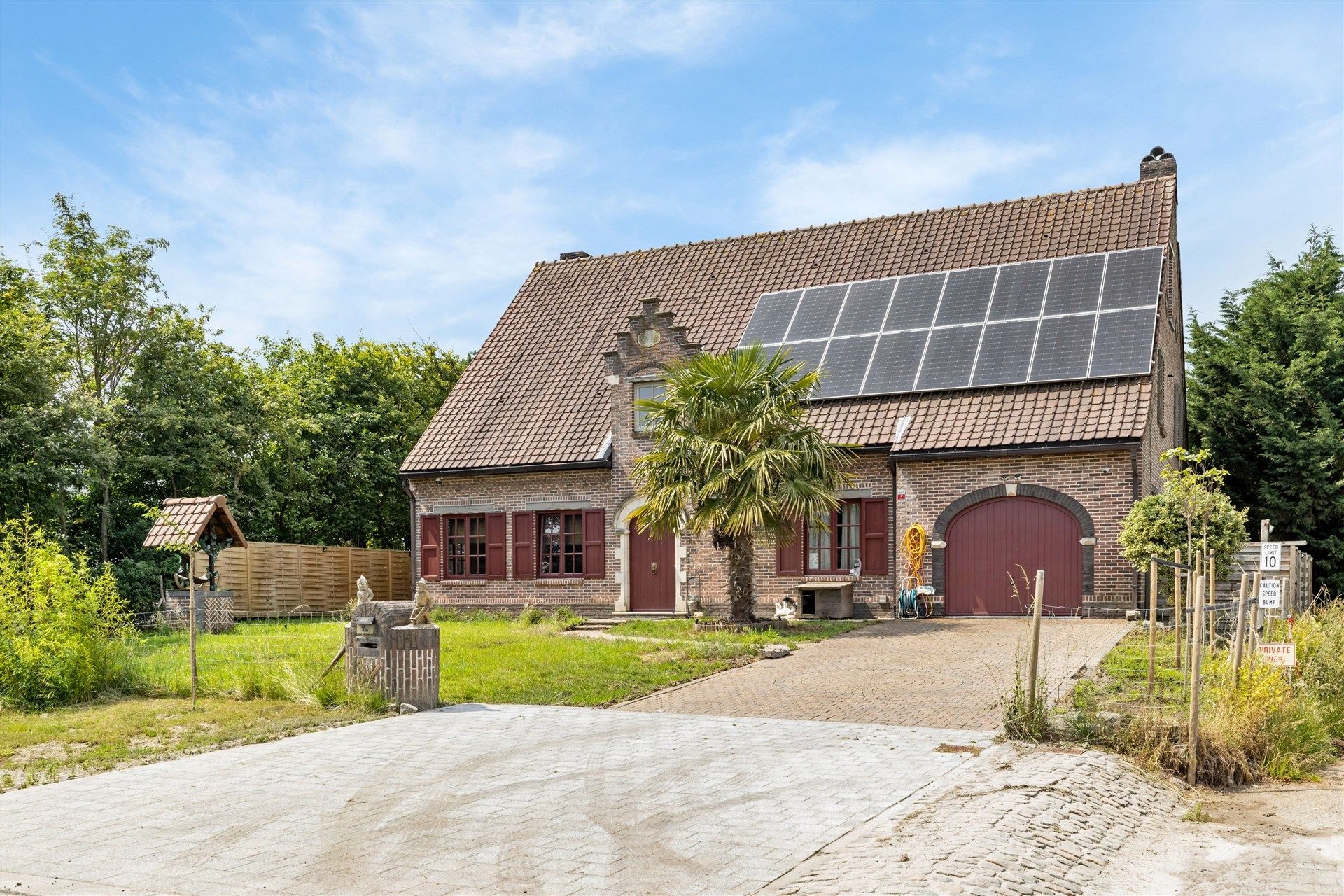 Ruim opgezette, landelijke woning met aangename tuin, 6 slaapkamers en een ingerichte woonstudio op de 2e verdieping foto {{pictureIndex}}