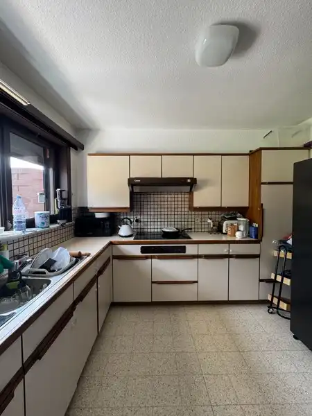 Halfopen gezinswoning met 3 slaapkamers en een grote tuin. foto 13